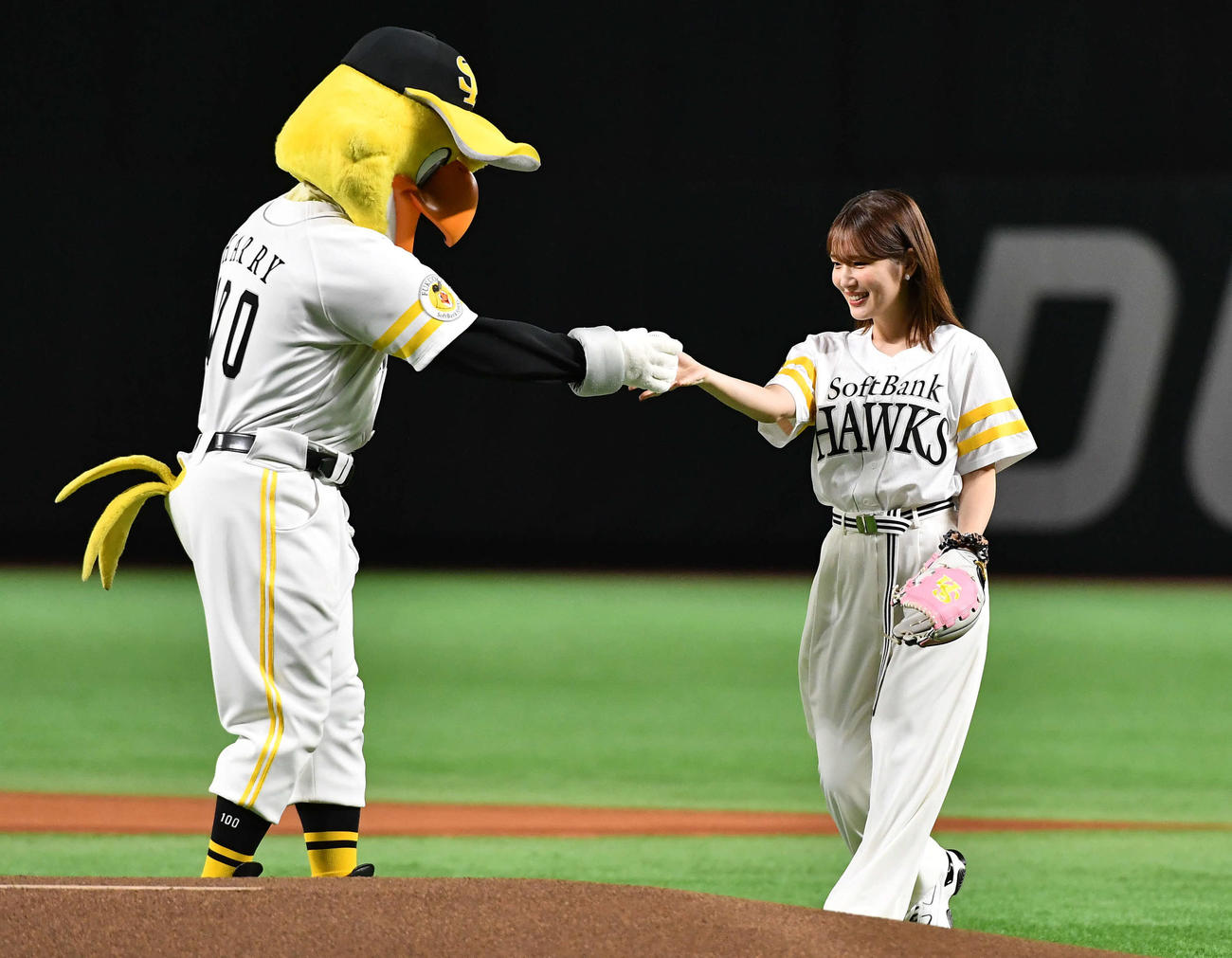 ソフトバンク対日本ハム　セレモニアルピッチのマウンドへ向かう声優の内田真礼（撮影・岩下翔太）