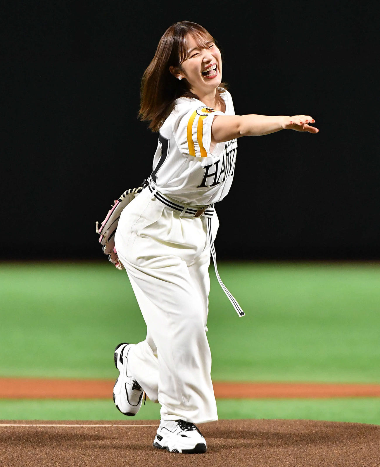 ソフトバンク対日本ハム　セレモニアルピッチを務めた声優の内田真礼（撮影・岩下翔太）