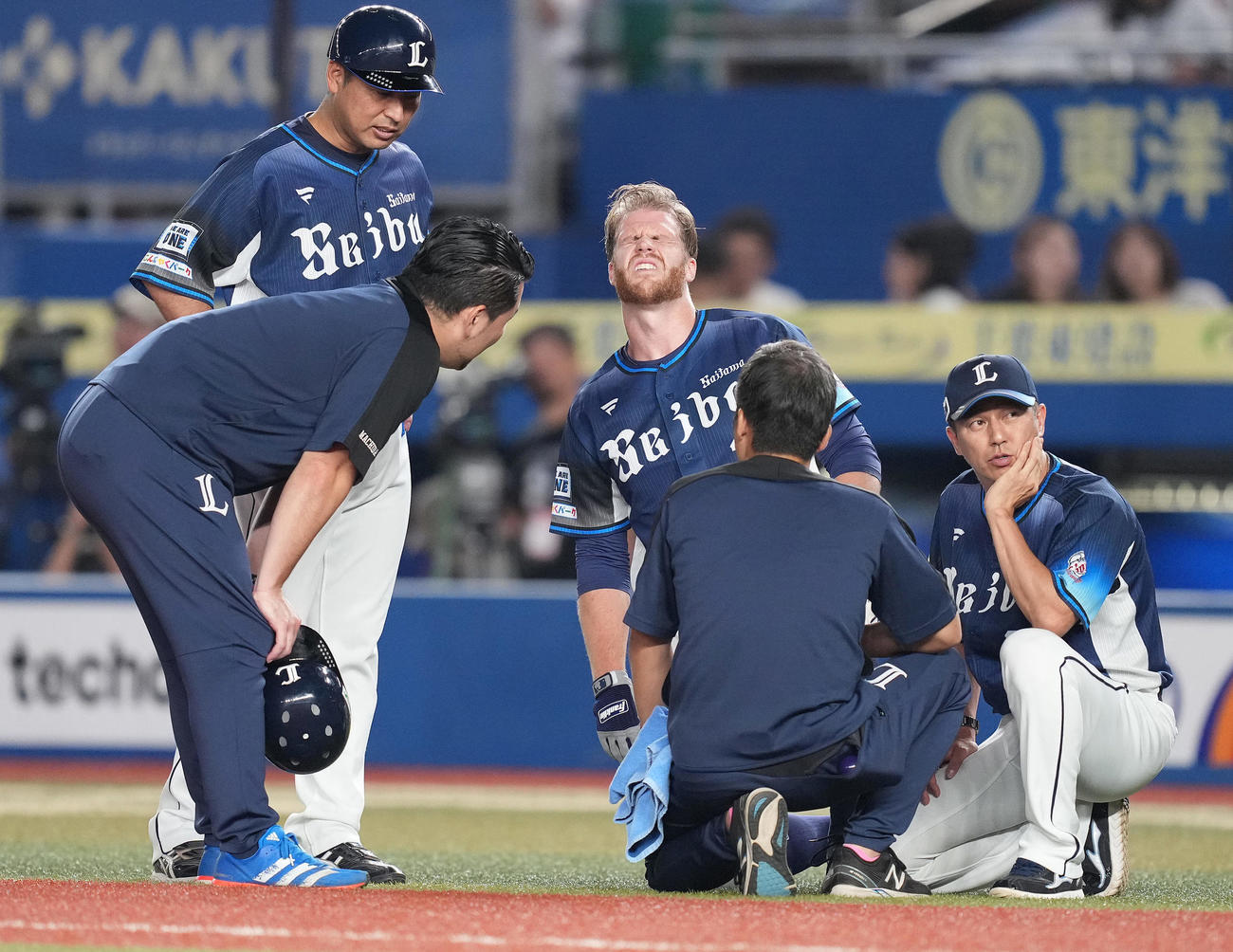 ロッテ対西武　3回表西武2死、自打球に痛がるマキノン（中央）（撮影・鈴木みどり）