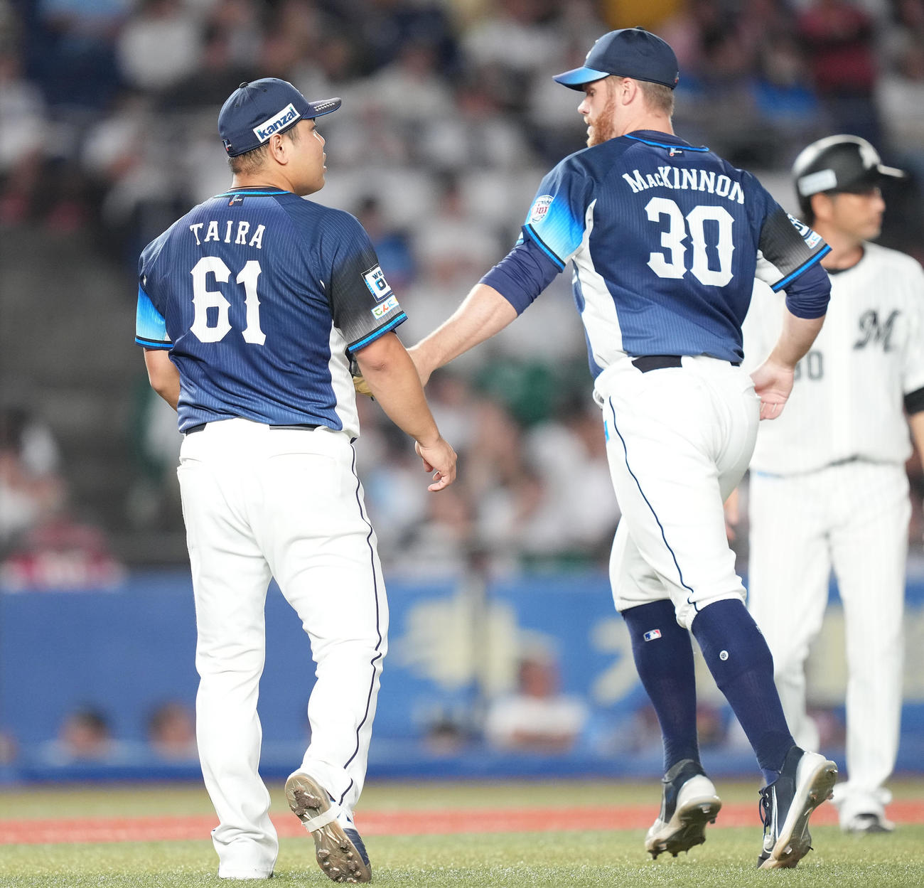 ロッテ対西武　1回裏ロッテ1死一、二塁、ポランコを二ゴロ併殺に仕留め、マキノン（右）とタッチを交わす平良（撮影・鈴木みどり）