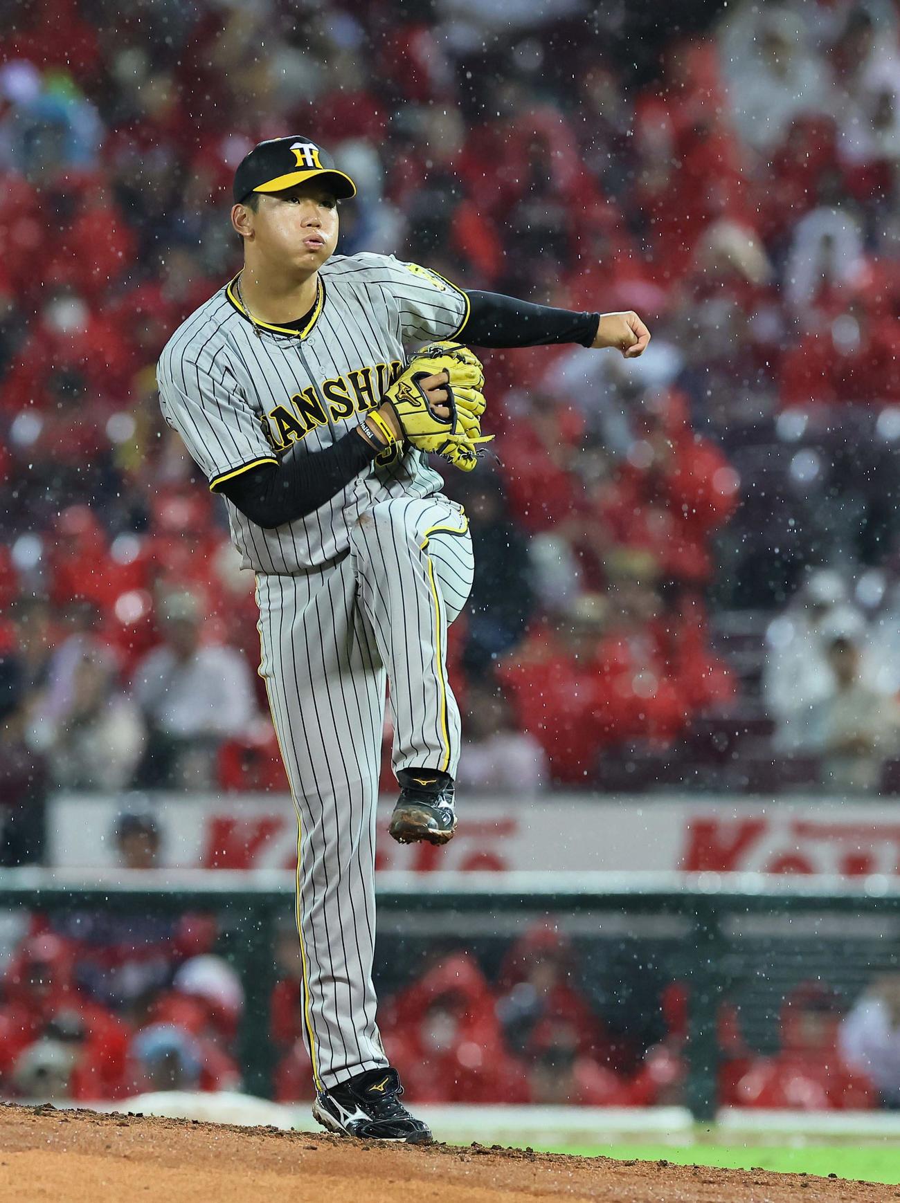 広島対阪神　雨の中で力投する門別（撮影・上田博志）