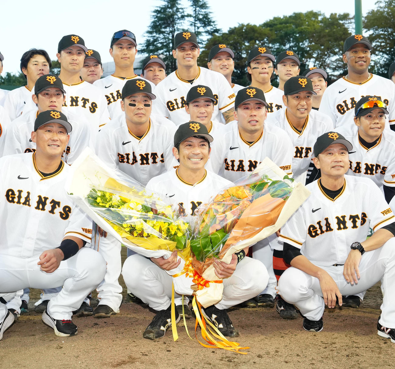 イースタン・リーグ　巨人対西武　試合後、巨人中田翔（前列左）らチームメートと記念撮影する松田（同中央）（撮影・江口和貴）