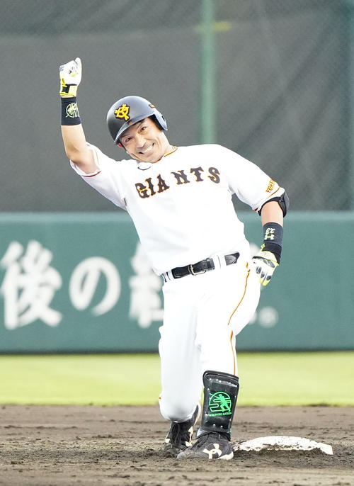 巨人】松田宣浩が熱男ポーズ！最後のジャイアンツ球場で代打適時打