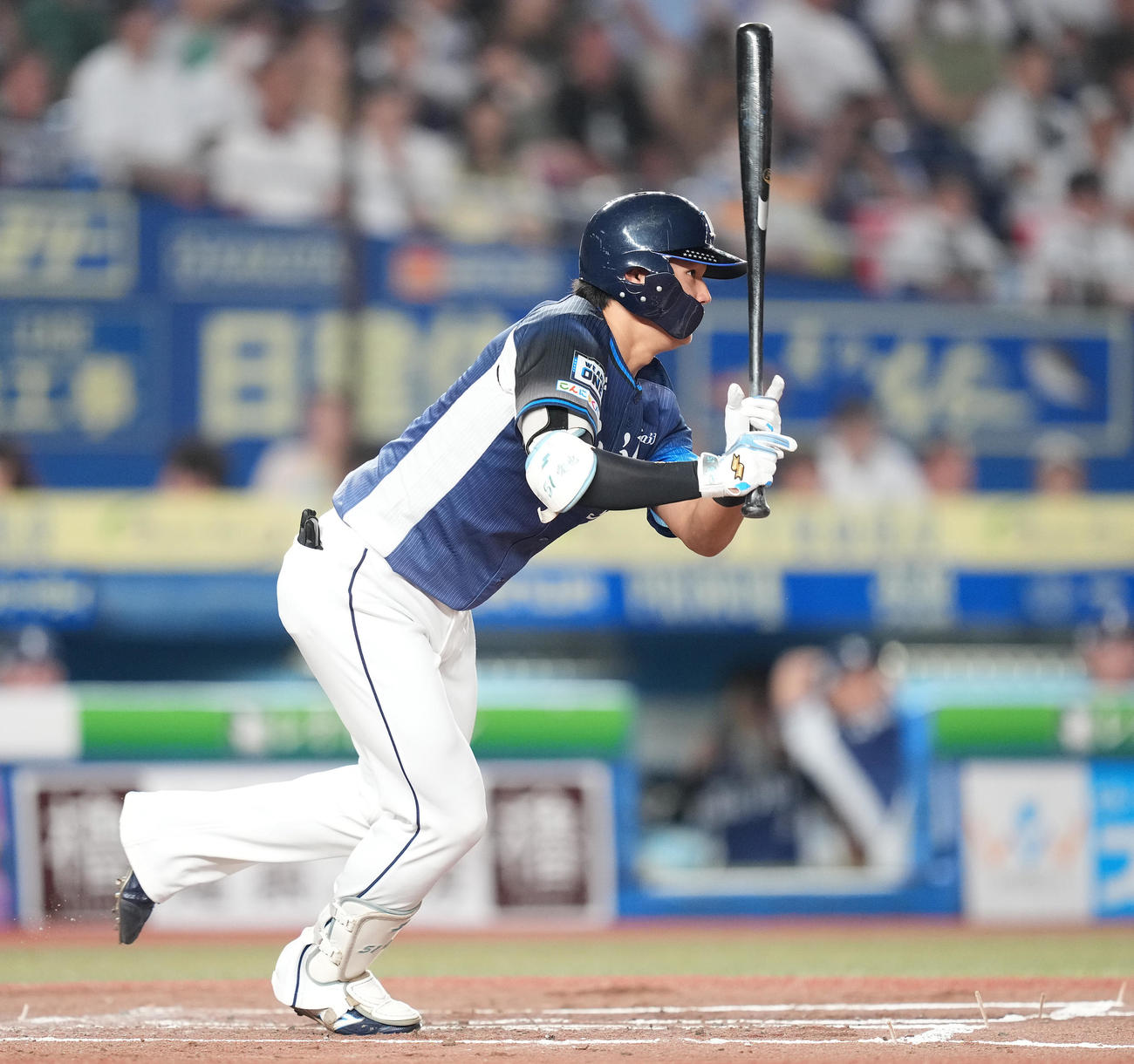 ロッテ対西武　2回表西武1死一、二塁、先制の右前適時打を放つ西川（撮影・鈴木みどり）