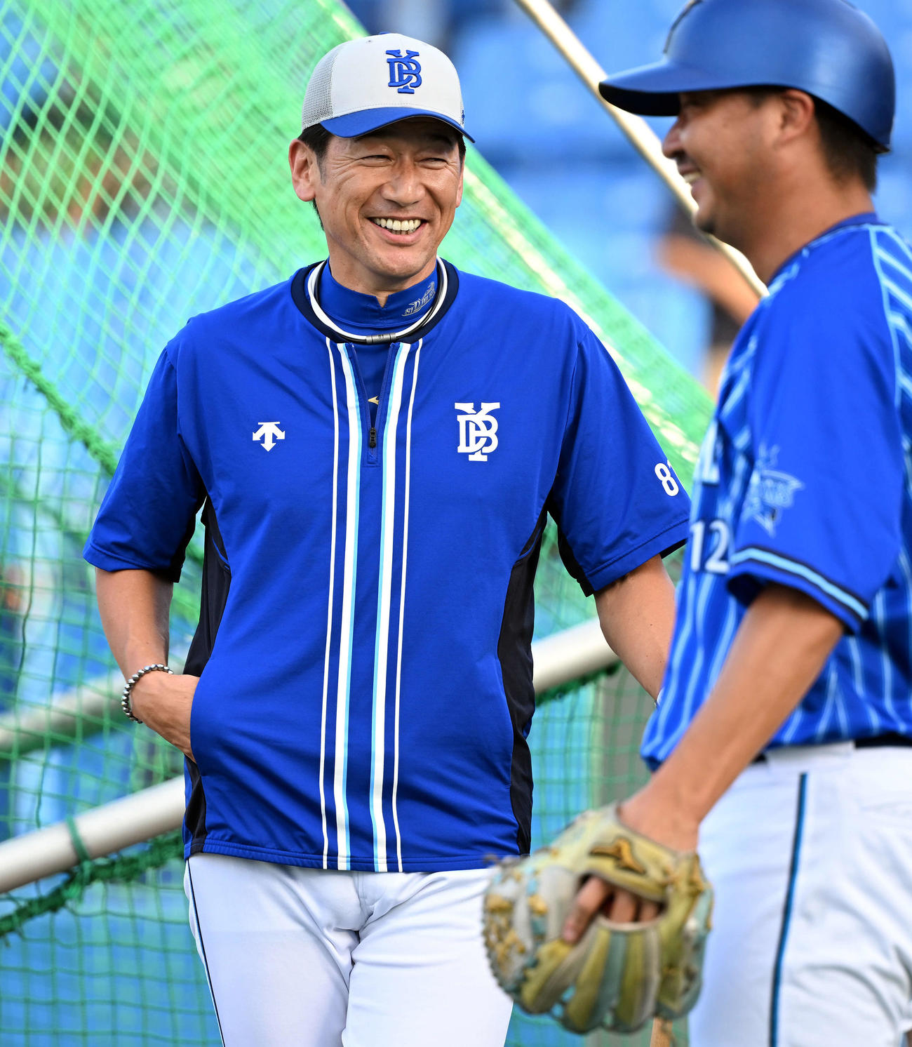 ヤクルト対DeNA　練習中、笑顔を見せるDeNA三浦監督（撮影・たえ見朱実）