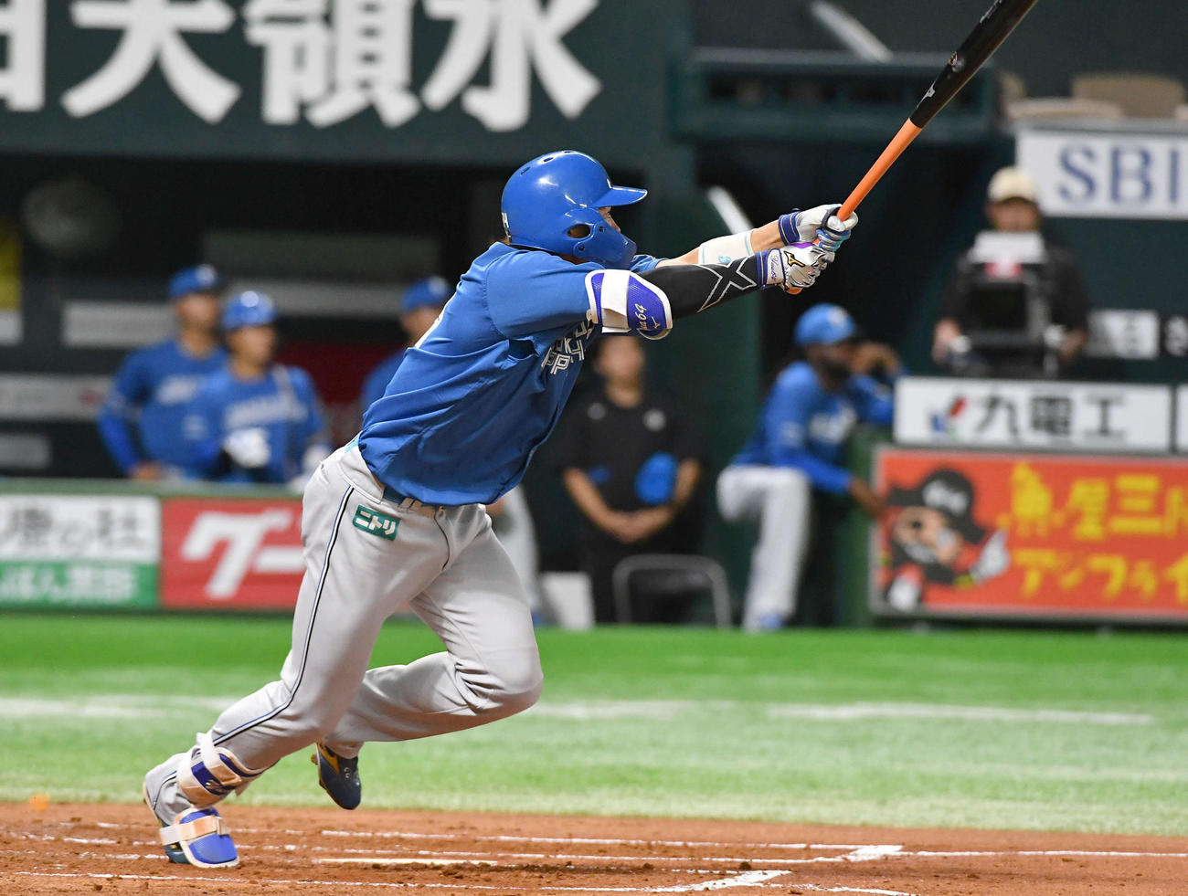 ソフトバンク対日本ハム　2回表日本ハム1死一塁、田宮は左中間へ先制適時二塁打を放つ（撮影・岩下翔太）