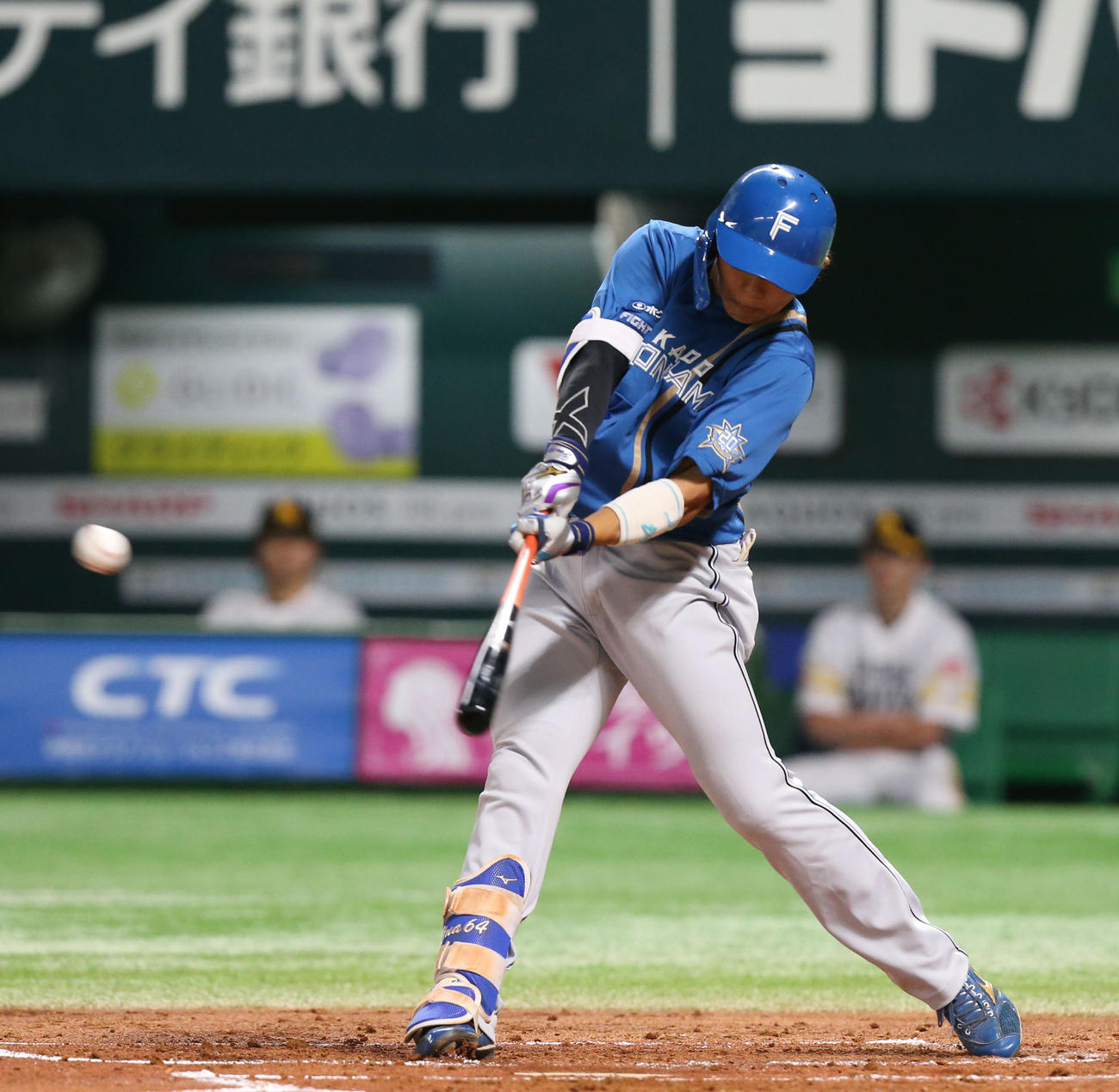 ソフトバンク対日本ハム　2回表日本ハム1死一塁、田宮は左中間へ先制となる適時二塁打を放つ（撮影・冨田成美）