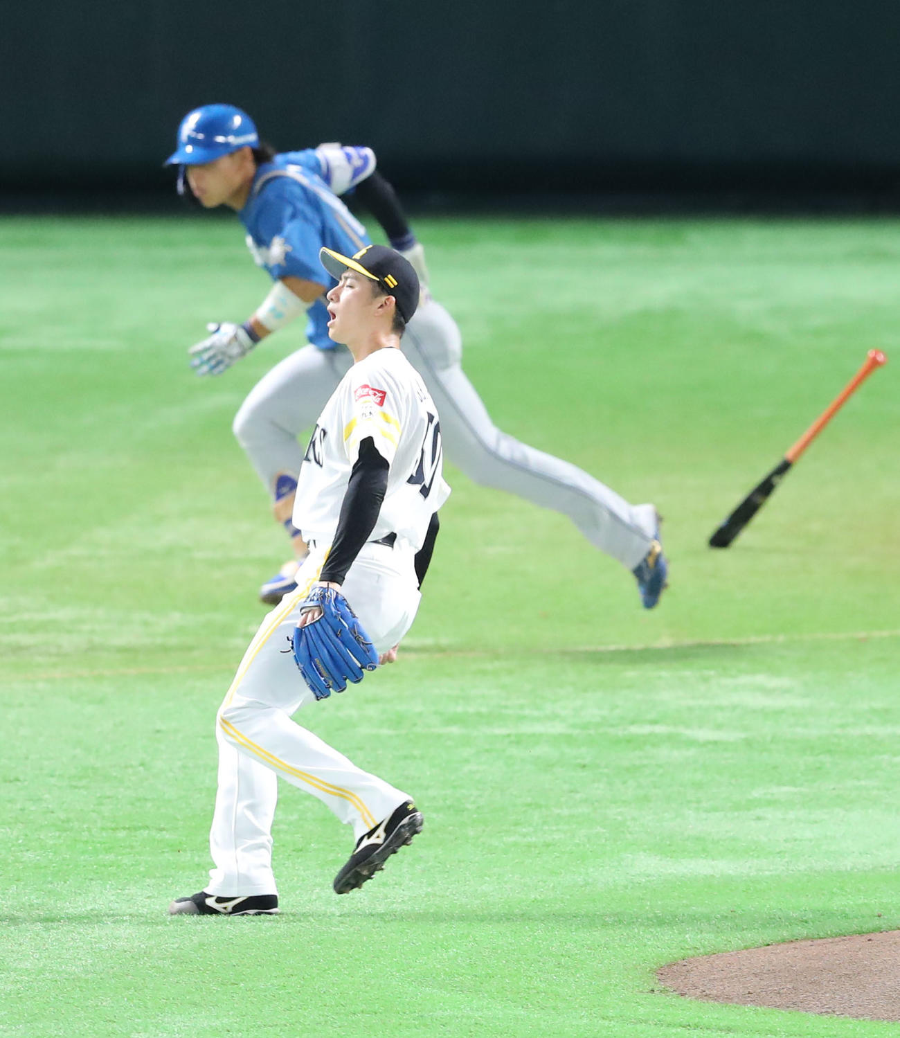 ソフトバンク対日本ハム　4回表日本ハム2死一、三塁、田宮に右前適時打を浴びた板東（撮影・梅根麻紀）