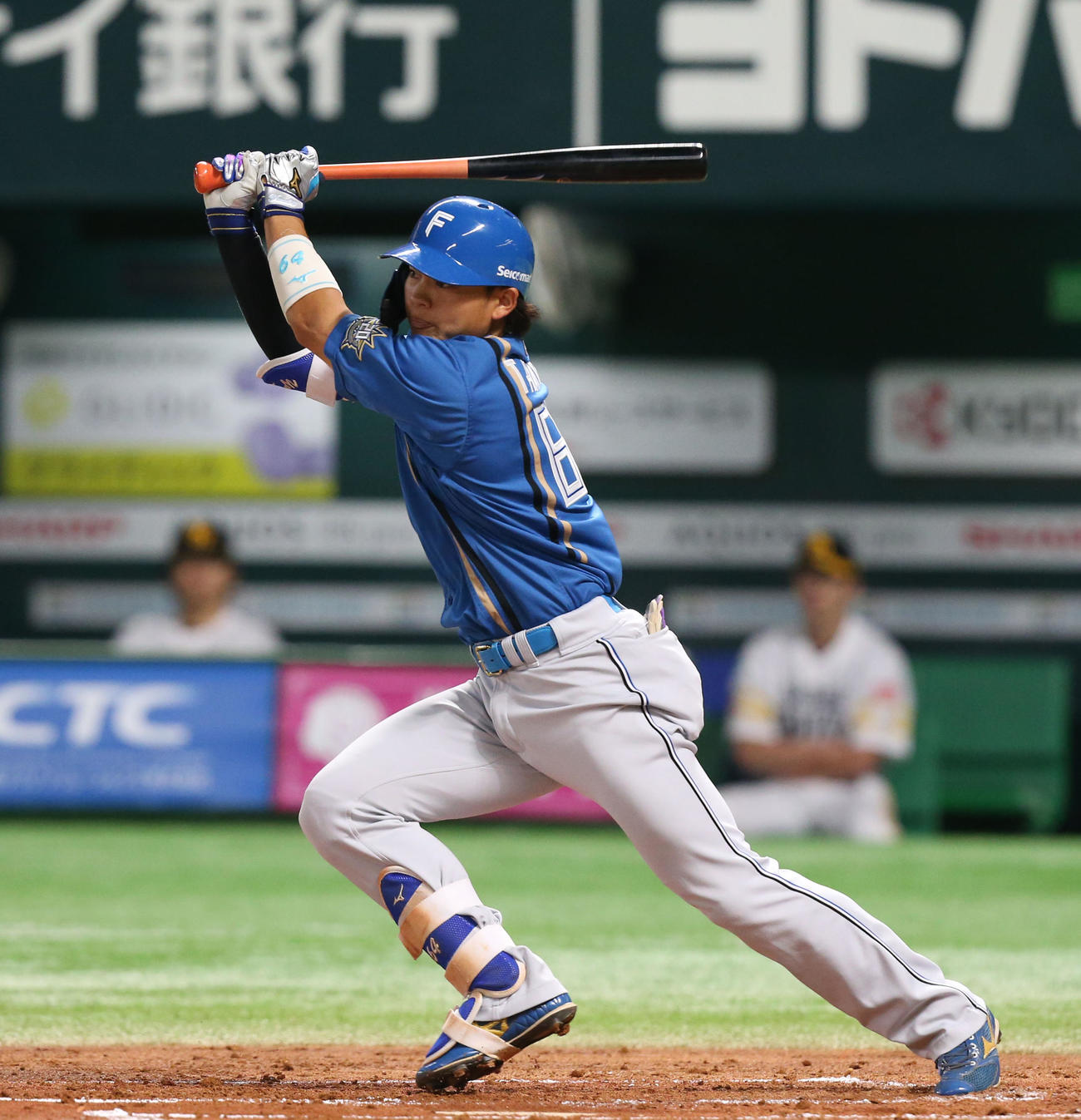 ソフトバンク対日本ハム　2回表日本ハム1死一塁、田宮は左中間へ先制となる適時二塁打を放つ（撮影・冨田成美）