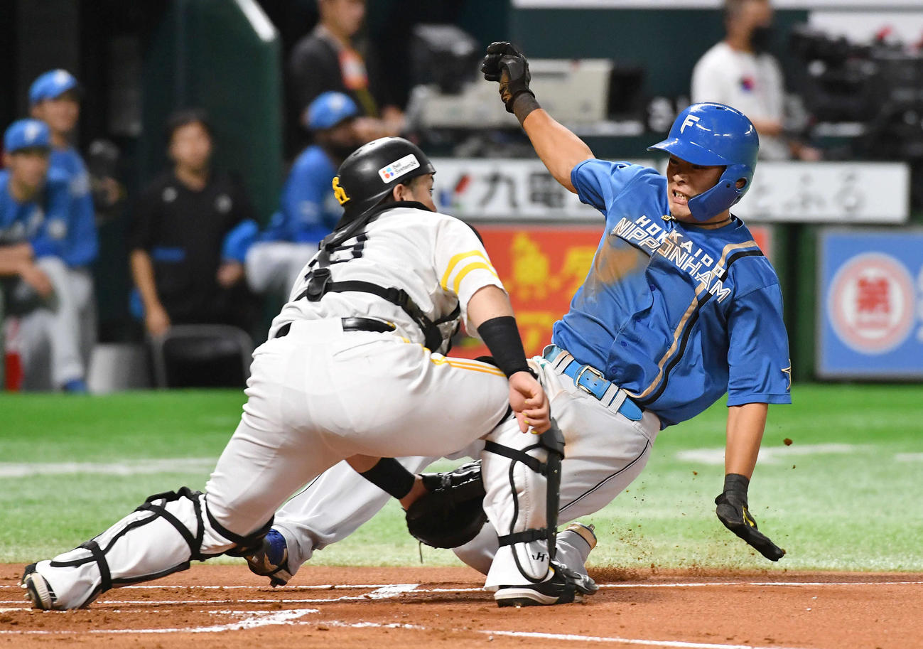 ソフトバンク対日本ハム　2回表日本ハム1死一塁、田宮の先制適時二塁打で生還した野村（撮影・岩下翔太）