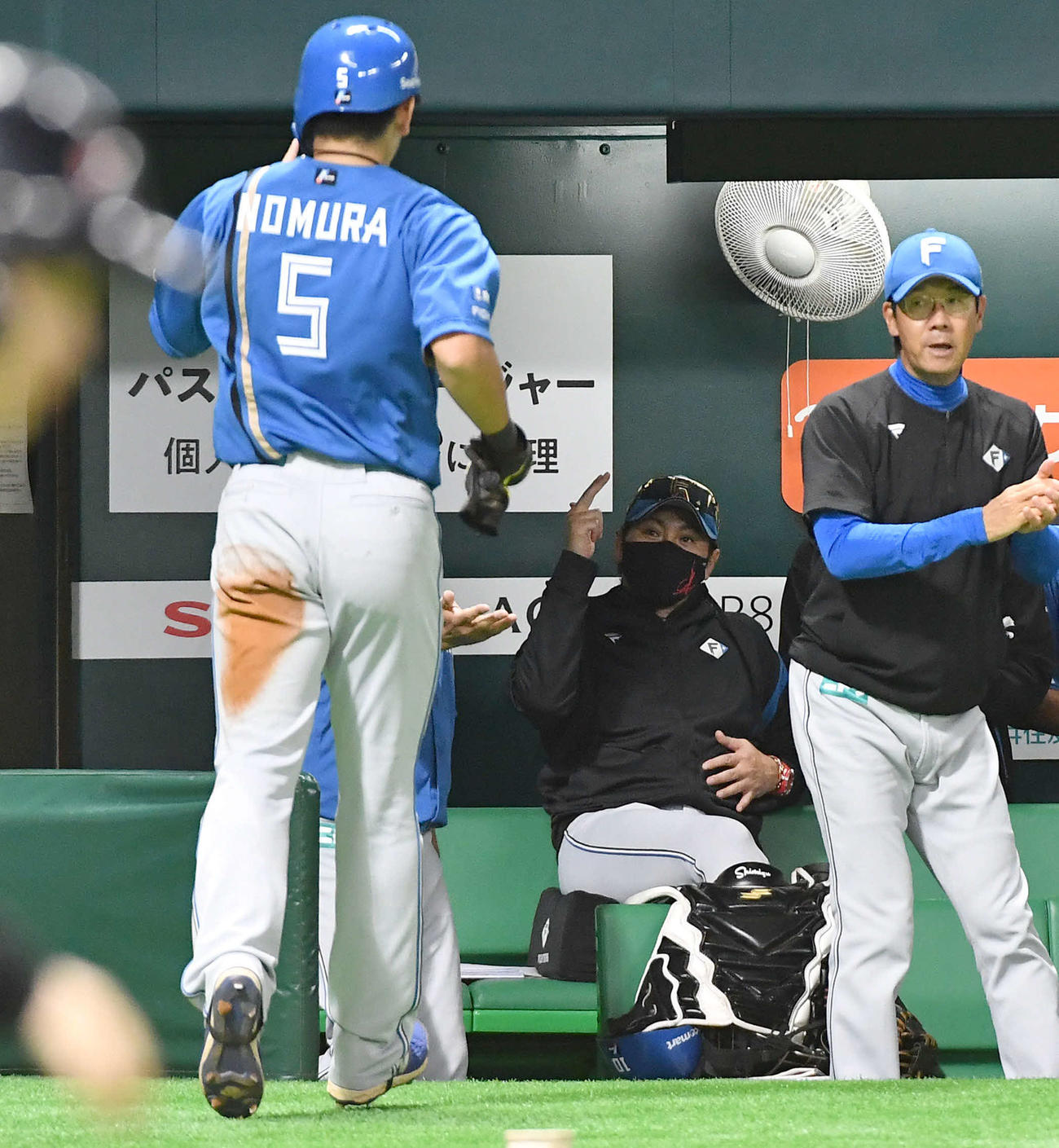 ソフトバンク対日本ハム　2回表日本ハム1死一塁、田宮の先制適時二塁打で生還した野村（左）にポーズを見せる新庄監督（撮影・岩下翔太）