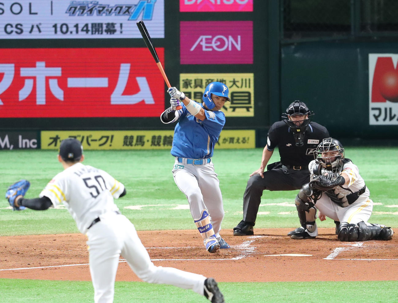 ソフトバンク対日本ハム　2回表日本ハム1死一塁、田宮は中越えに先制適時打となる二塁打を放つ（撮影・梅根麻紀）