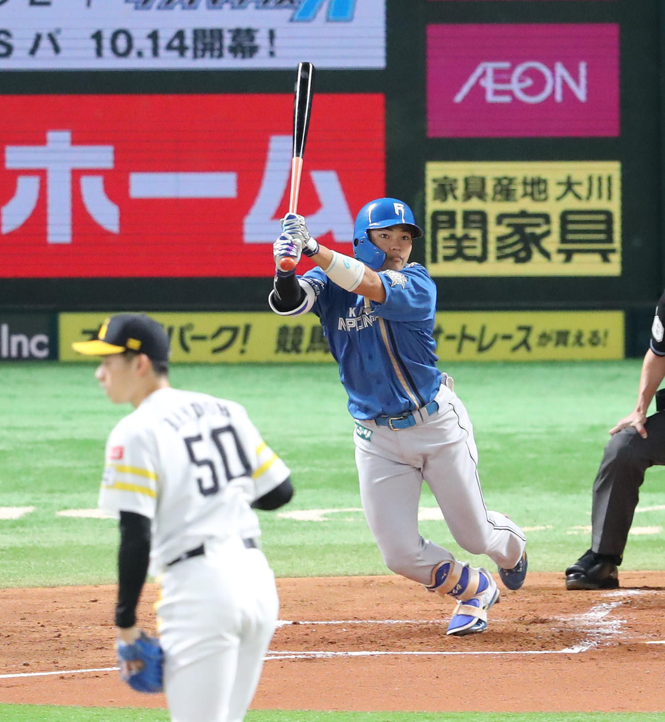 ソフトバンク対日本ハム　2回表日本ハム1死一塁、田宮は中越えに先制適時打となる二塁打を放つ（撮影・梅根麻紀）