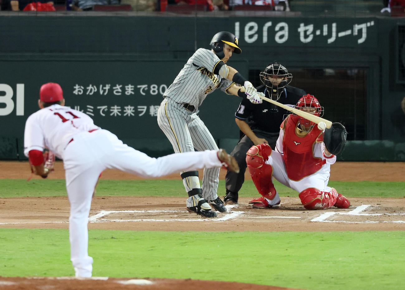 広島対阪神　6回表阪神無死、小幡は遊内野安打を放つ。投手は九里（撮影・加藤哉）