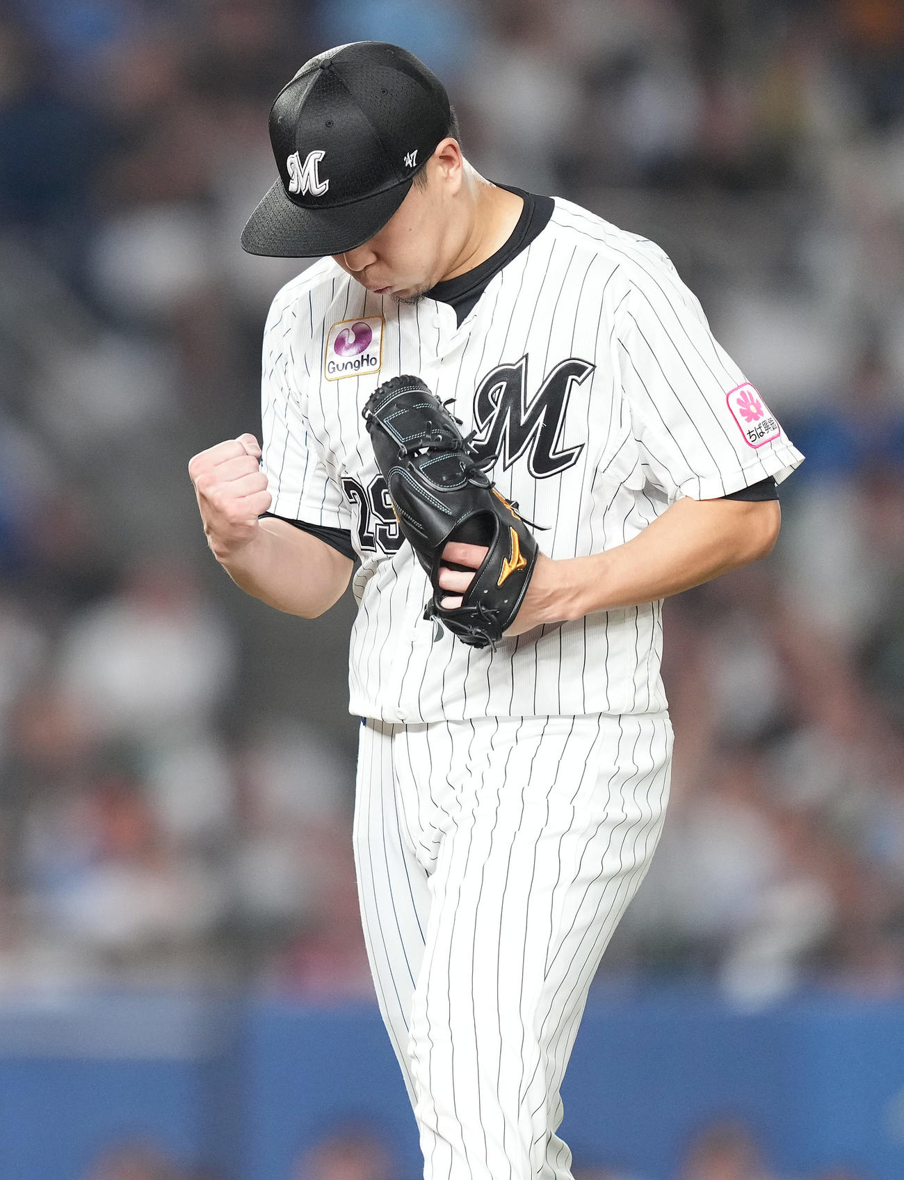 ロッテ対西武　6回表西武2死満塁、岸を遊飛に仕留め、ガッツポーズする西野（撮影・鈴木みどり）