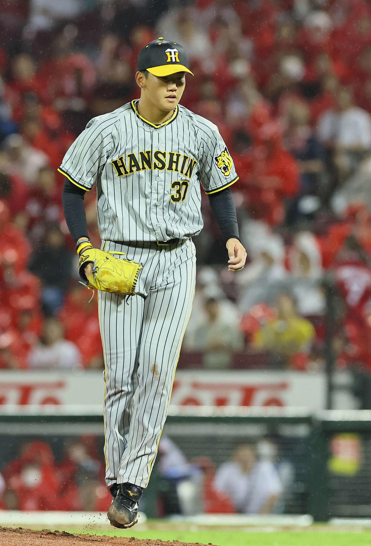 広島対阪神　4回裏広島2死一、三塁、デビッドソンから三振を奪いジャンプする門別（撮影・上田博志）