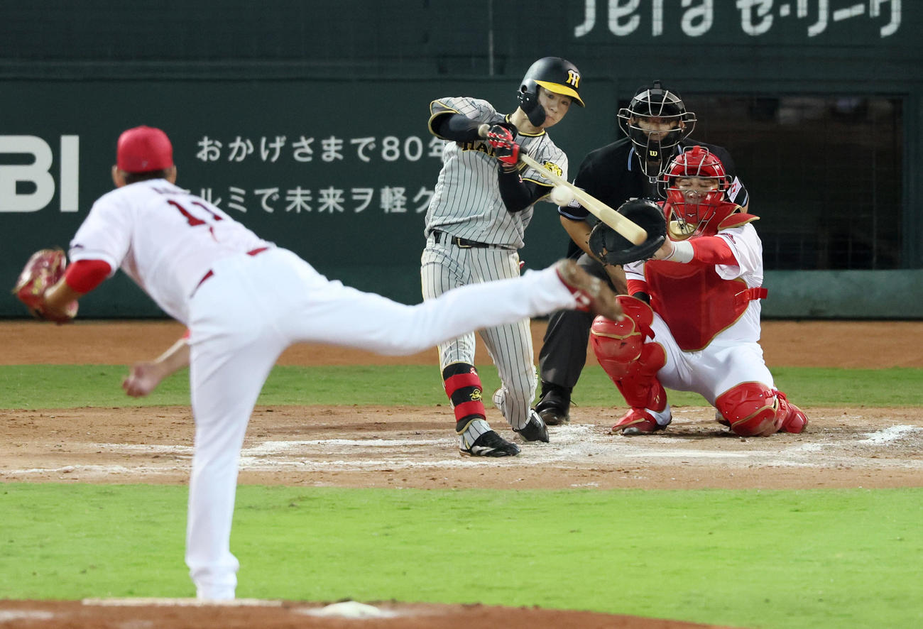 広島対阪神　7回表阪神無死、中野は右前打を放つ。投手は九里（撮影・加藤哉）