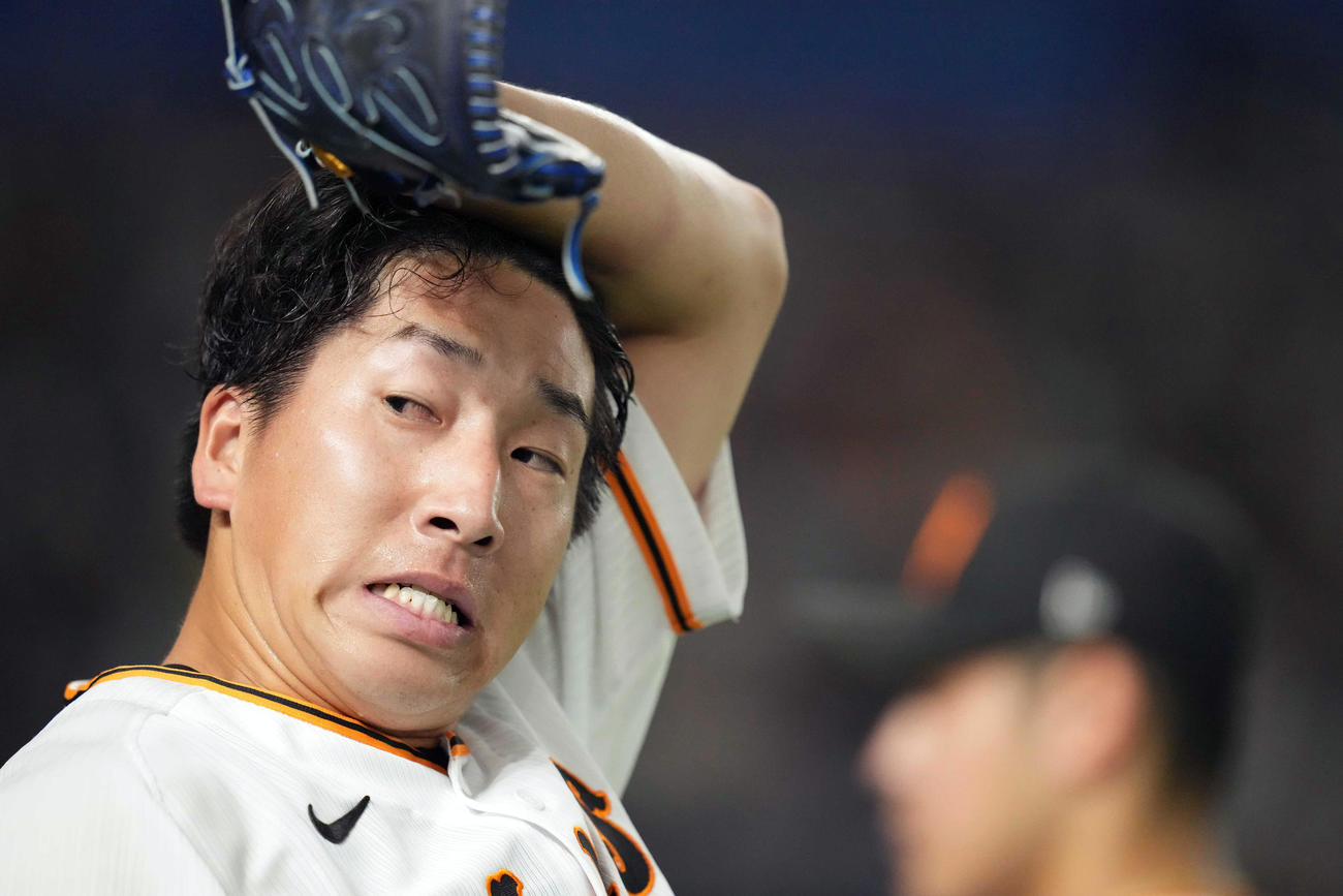 巨人対中日　8回表を終え、悔しそうな表情を見せる大勢（撮影・狩俣裕三）