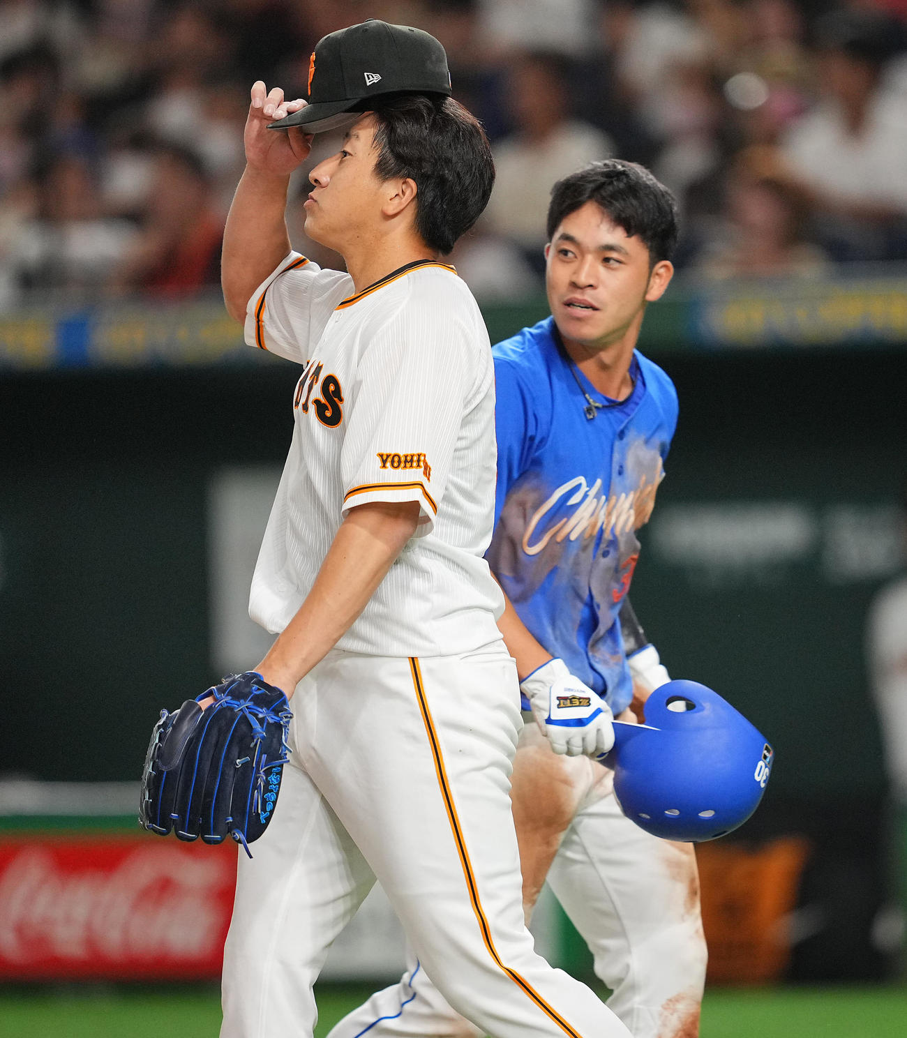 巨人対中日　8回表中日1死二塁、大島に適時打を許しさえない表情の大勢（左）（撮影・垰建太）
