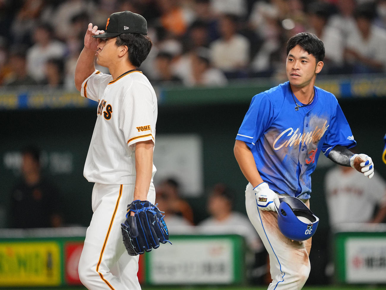 巨人対中日　8回表中日1死二塁、大島に適時打を許しさえない表情の大勢（左）（撮影・垰建太）