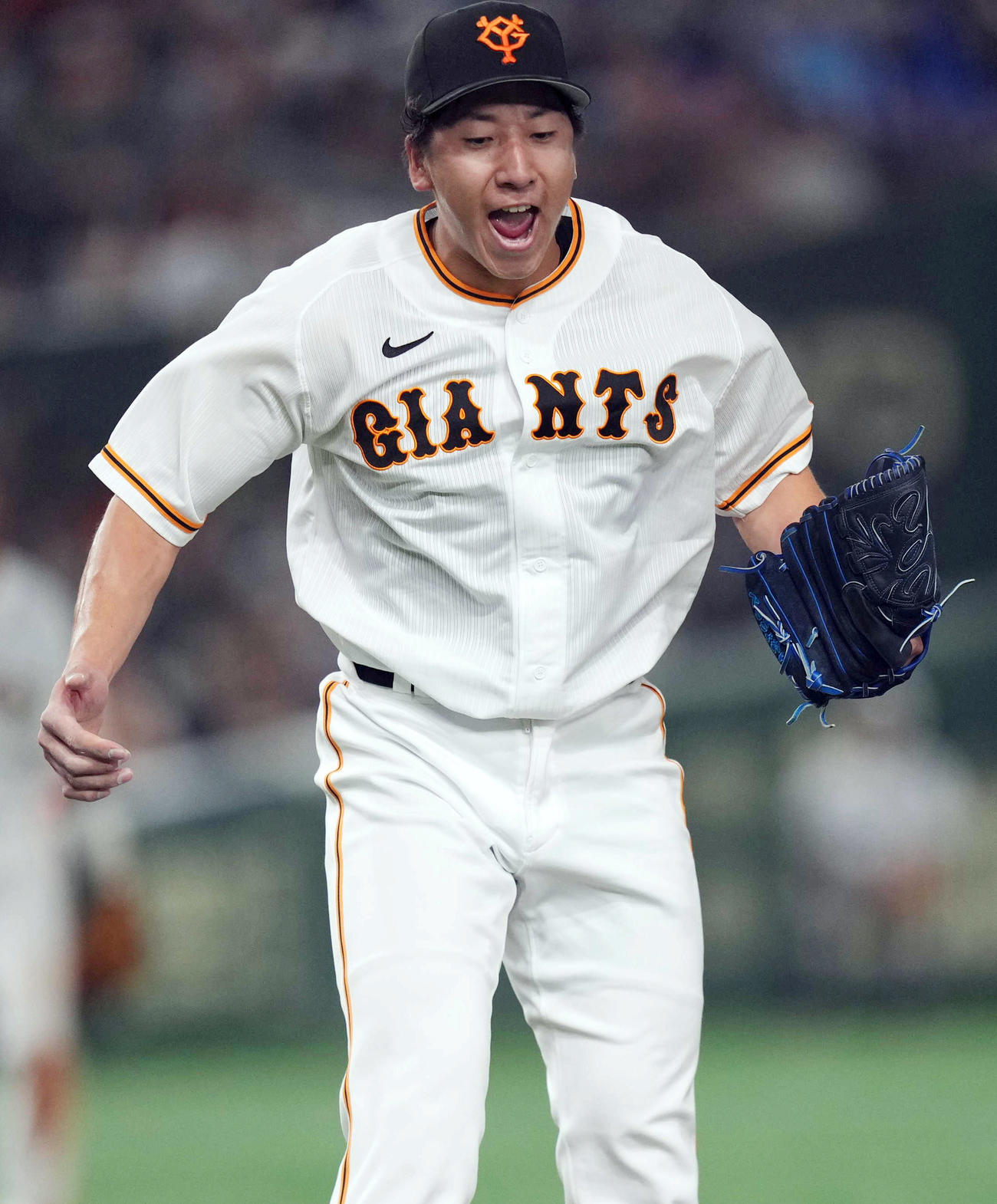 巨人対中日　8回表中日2死一、二塁、細川を空振り三振に仕留め雄たけびを上げる大勢（撮影・狩俣裕三）