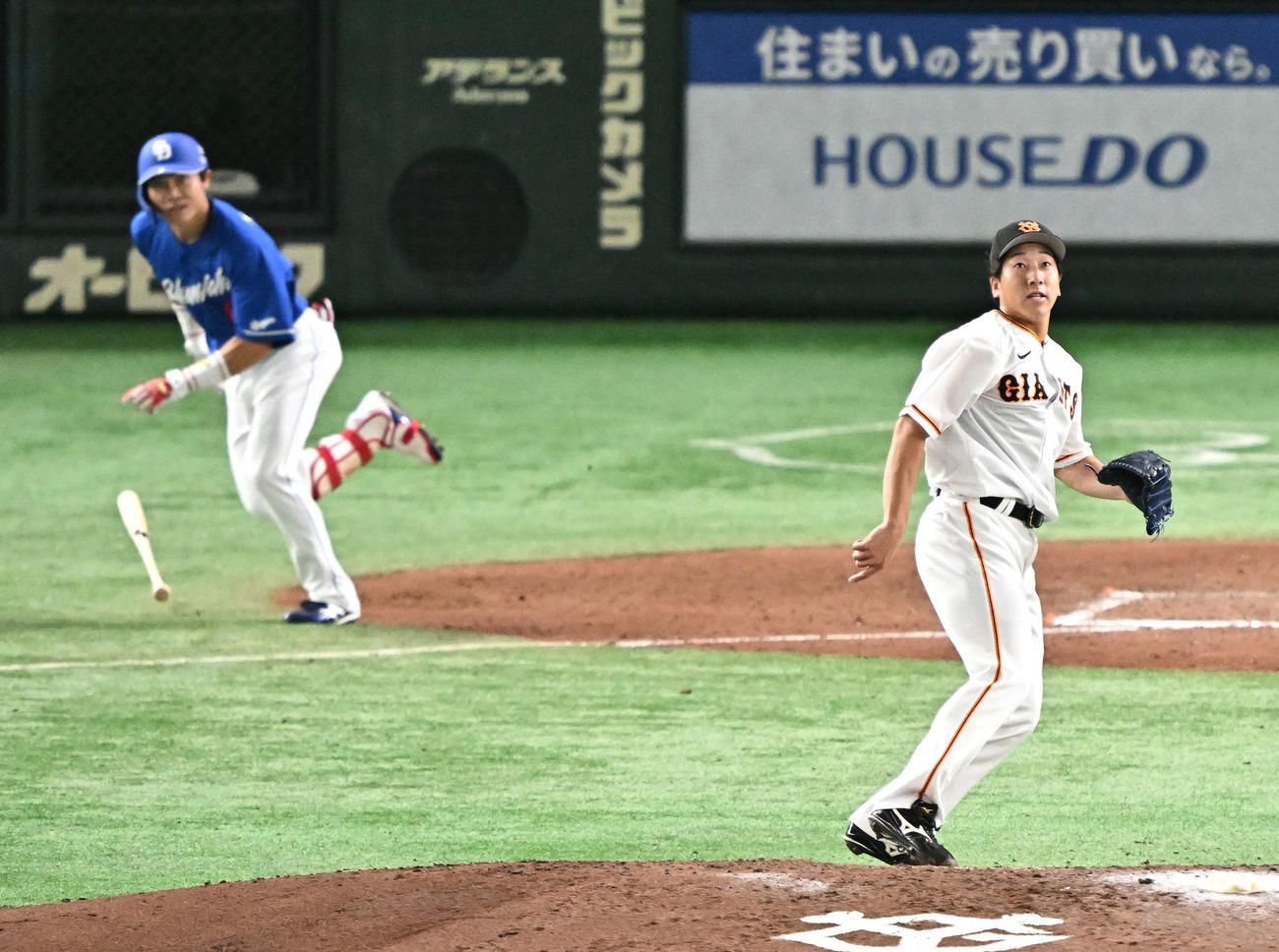 巨人対中日　8回表中日1死二塁、代打大島（後方）に中前適時打を許す大勢（撮影・滝沢徹郎）