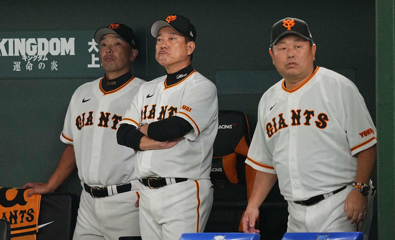 巨人対中日　ベンチでさえない表情を見せる巨人原監督（中央）。左は阿部ヘッド兼バッテリーコーチ、右は大久保打撃チーフコーチ（撮影・垰建太）