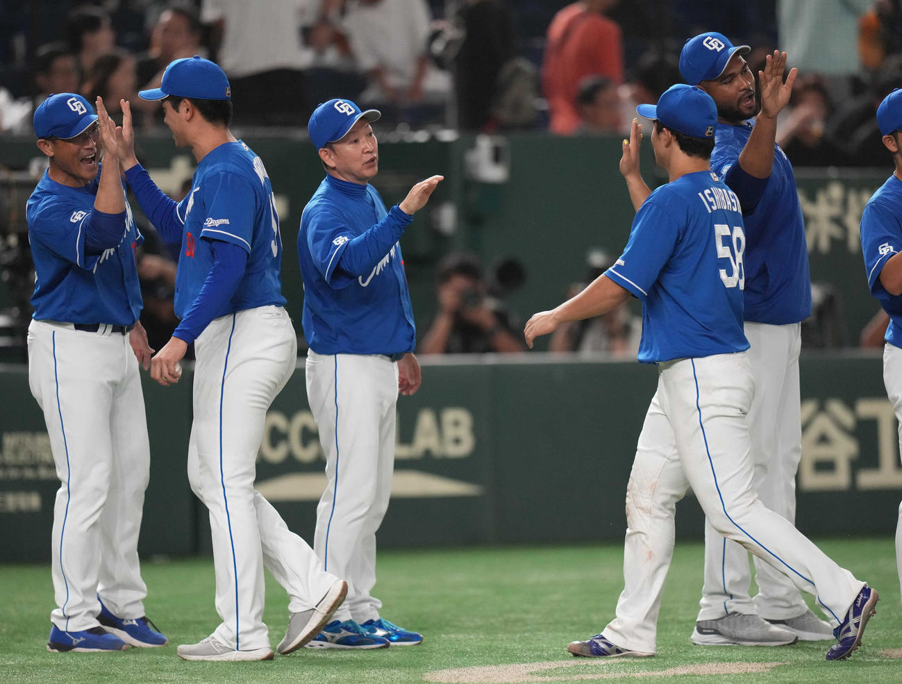 巨人対中日　試合後、石橋（右）を迎える立浪監督（中央）（撮影・狩俣裕三）
