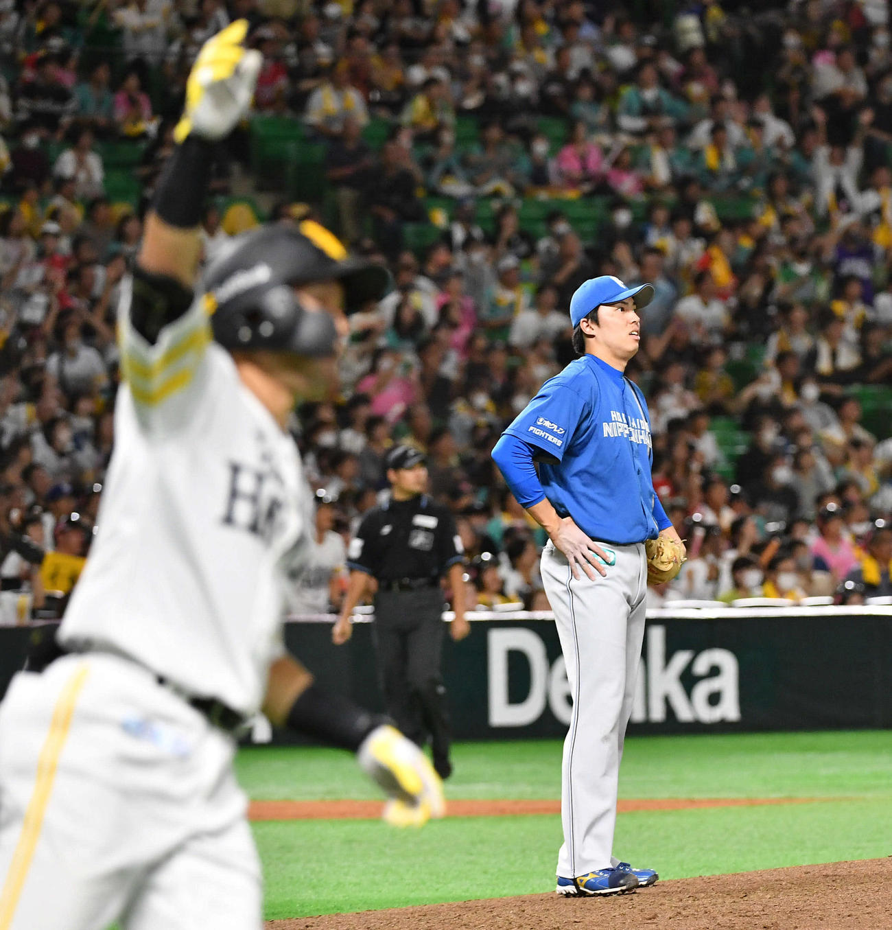 ソフトバンク対日本ハム　9回裏ソフトバンク1死、中村晃（左）に右越えサヨナラ本塁打を打たれた田中正（撮影・岩下翔太）