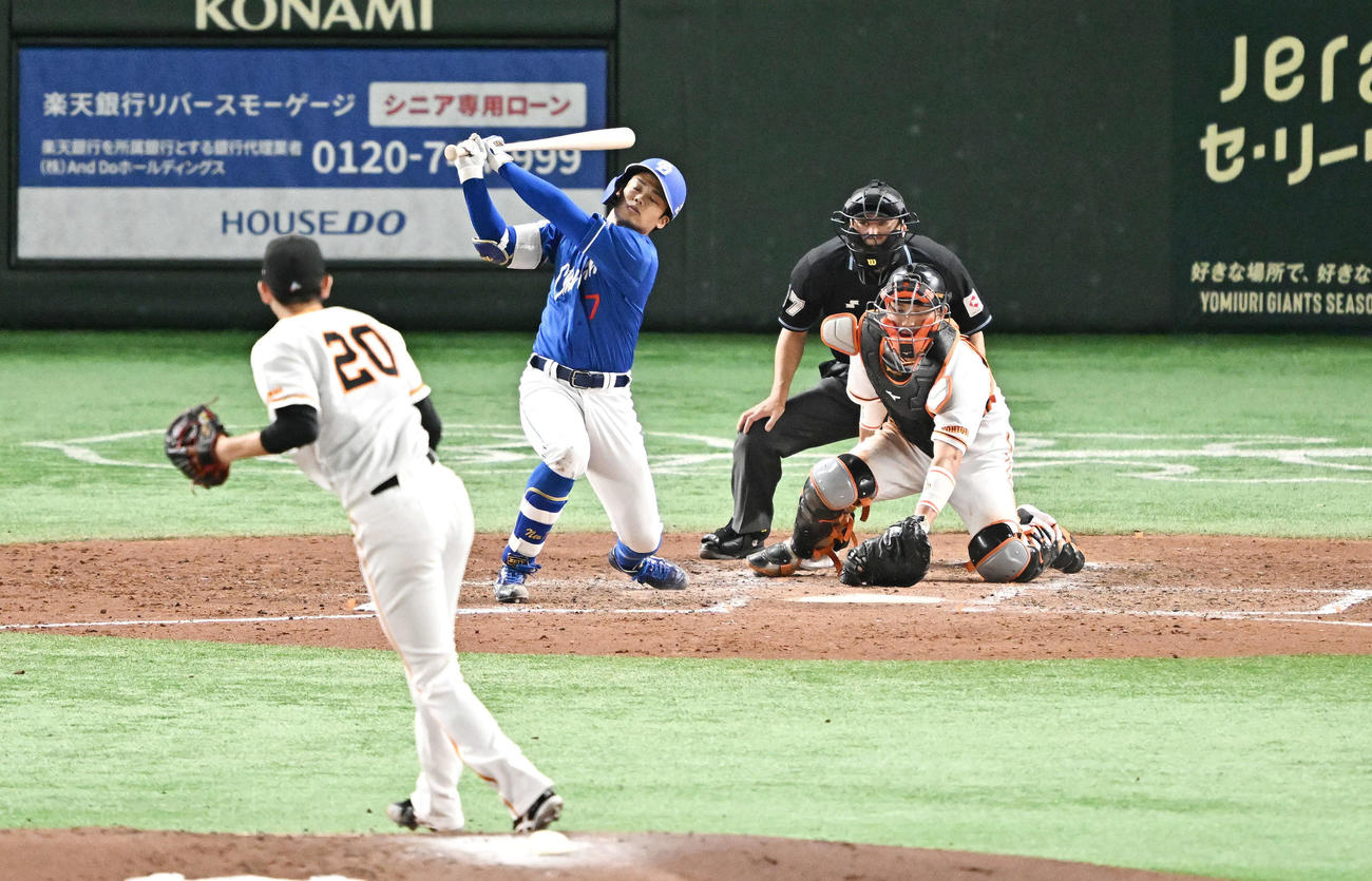 巨人対中日　5回表中日2死一、二塁、根尾は空振り三振に倒れる。投手戸郷（撮影・滝沢徹郎）