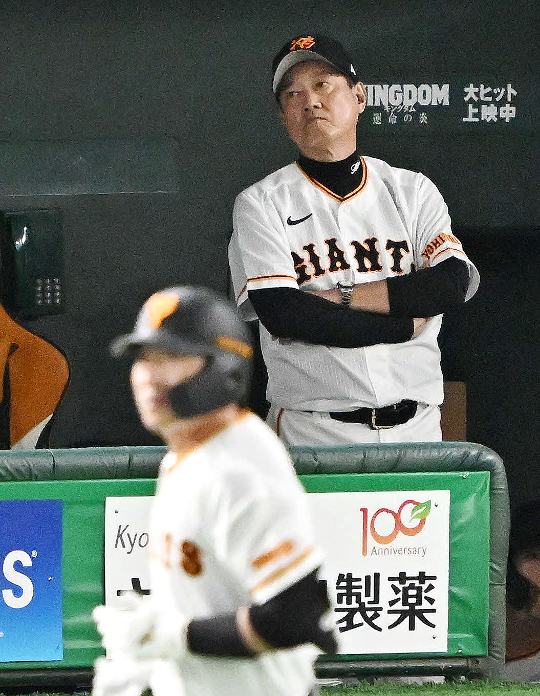 巨人対中日　9回裏巨人2死、代打長野（手前）が右飛に倒れ浮かない表情の原監督（撮影・滝沢徹郎）