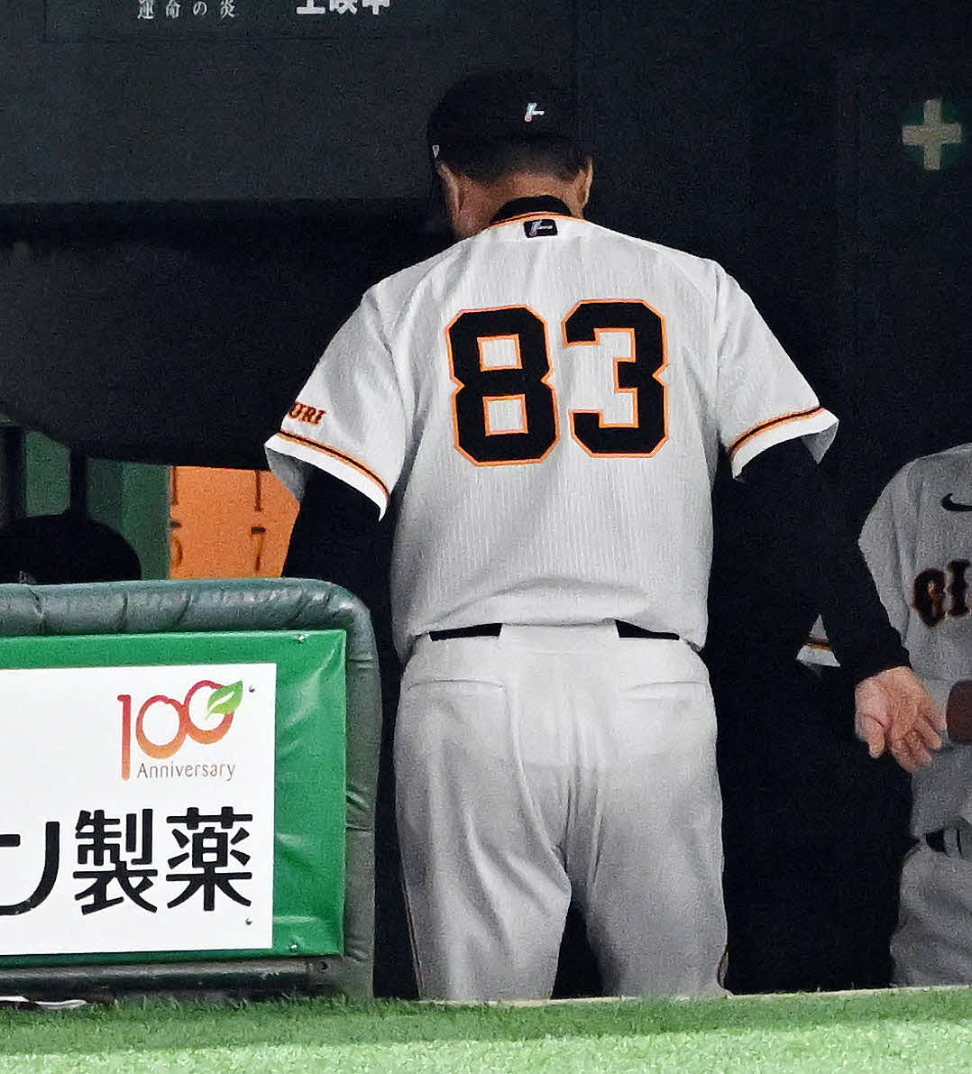 巨人対中日　試合に敗れベンチ裏へ引き揚げる巨人原監督（撮影・滝沢徹郎）