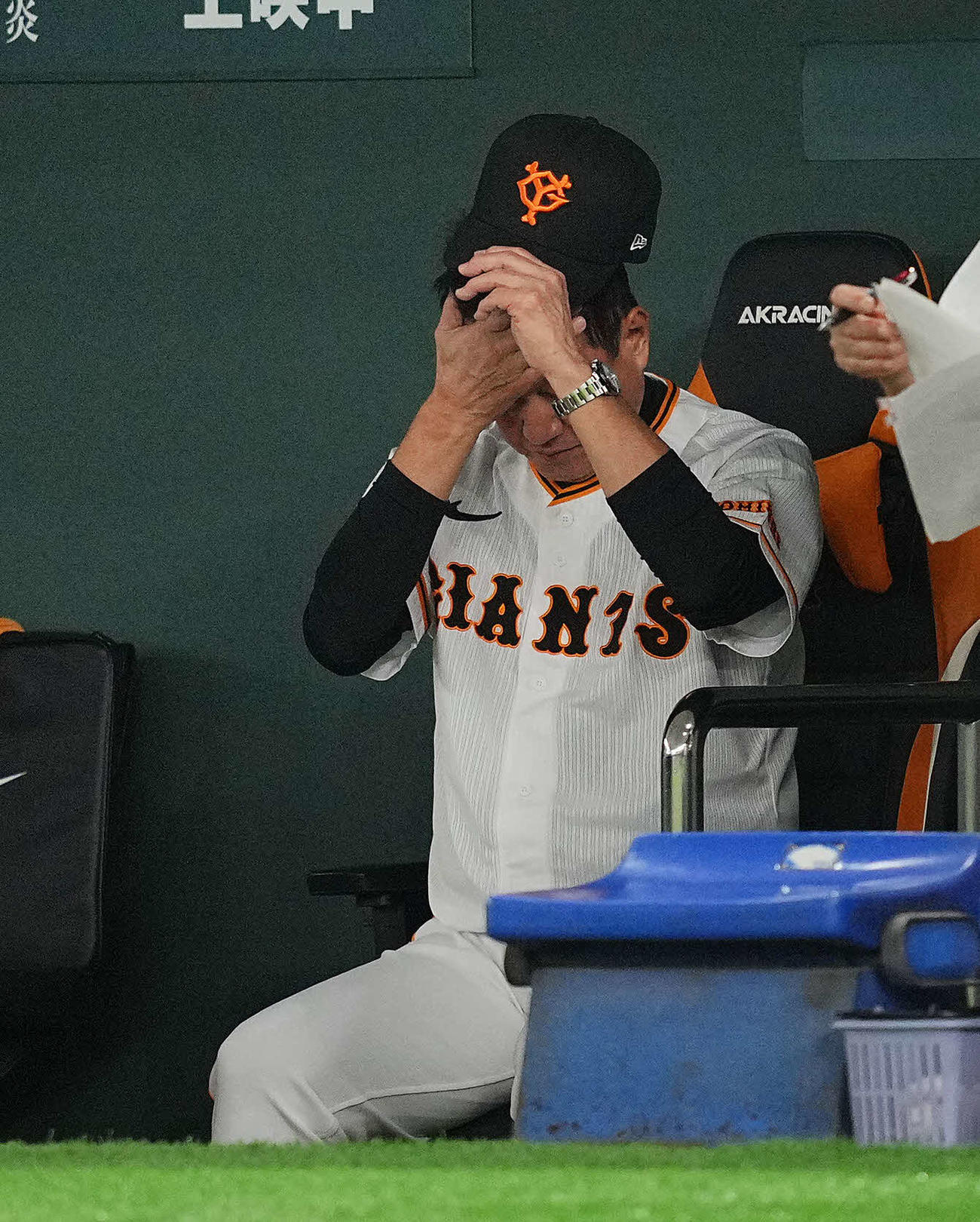 巨人対中日　ベンチでうつむく巨人原監督（中央）（撮影・垰建太）