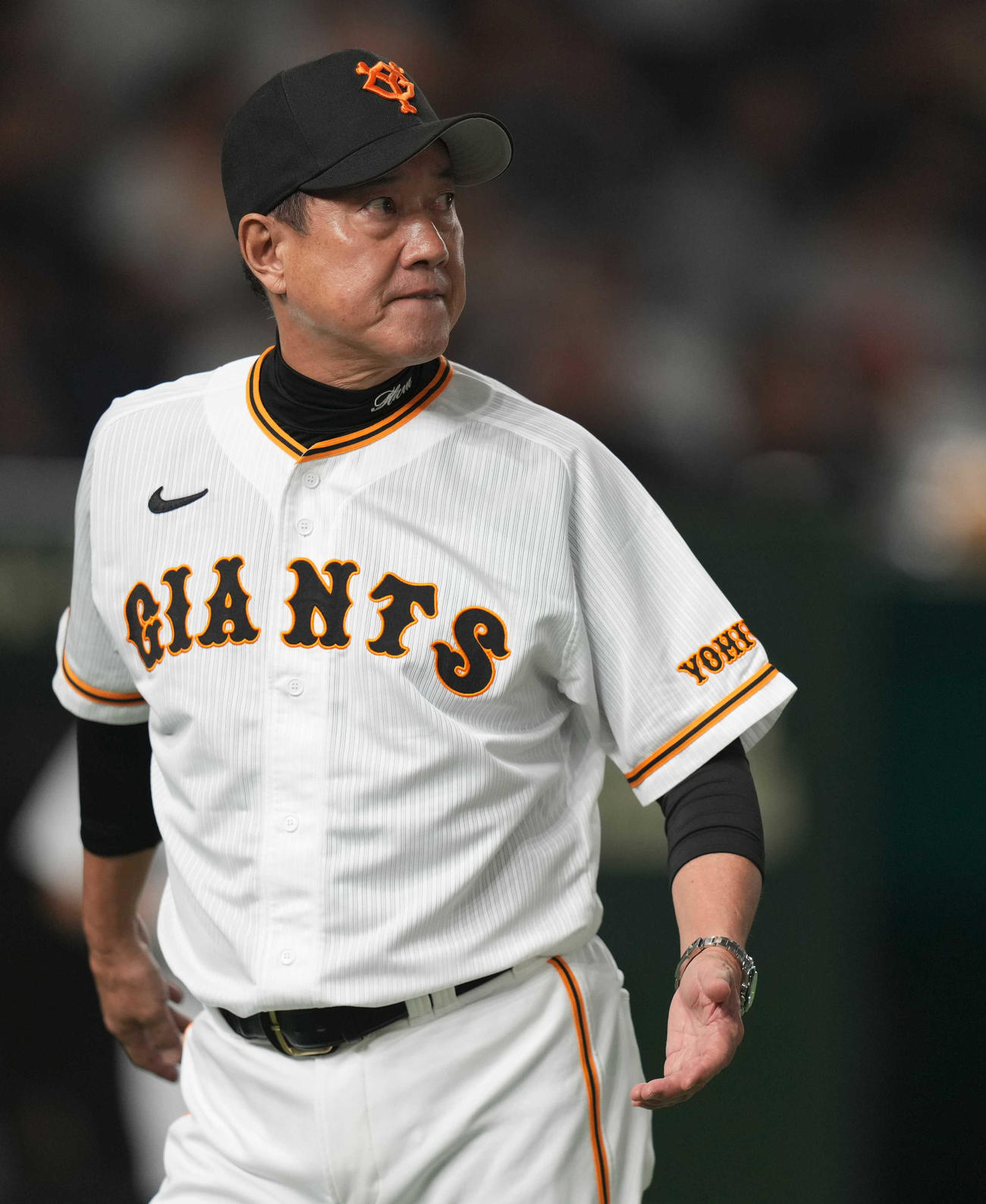 巨人対中日　7回裏を終え、選手の交代を球審に告げ、ベンチに戻る原監督（撮影・狩俣裕三）