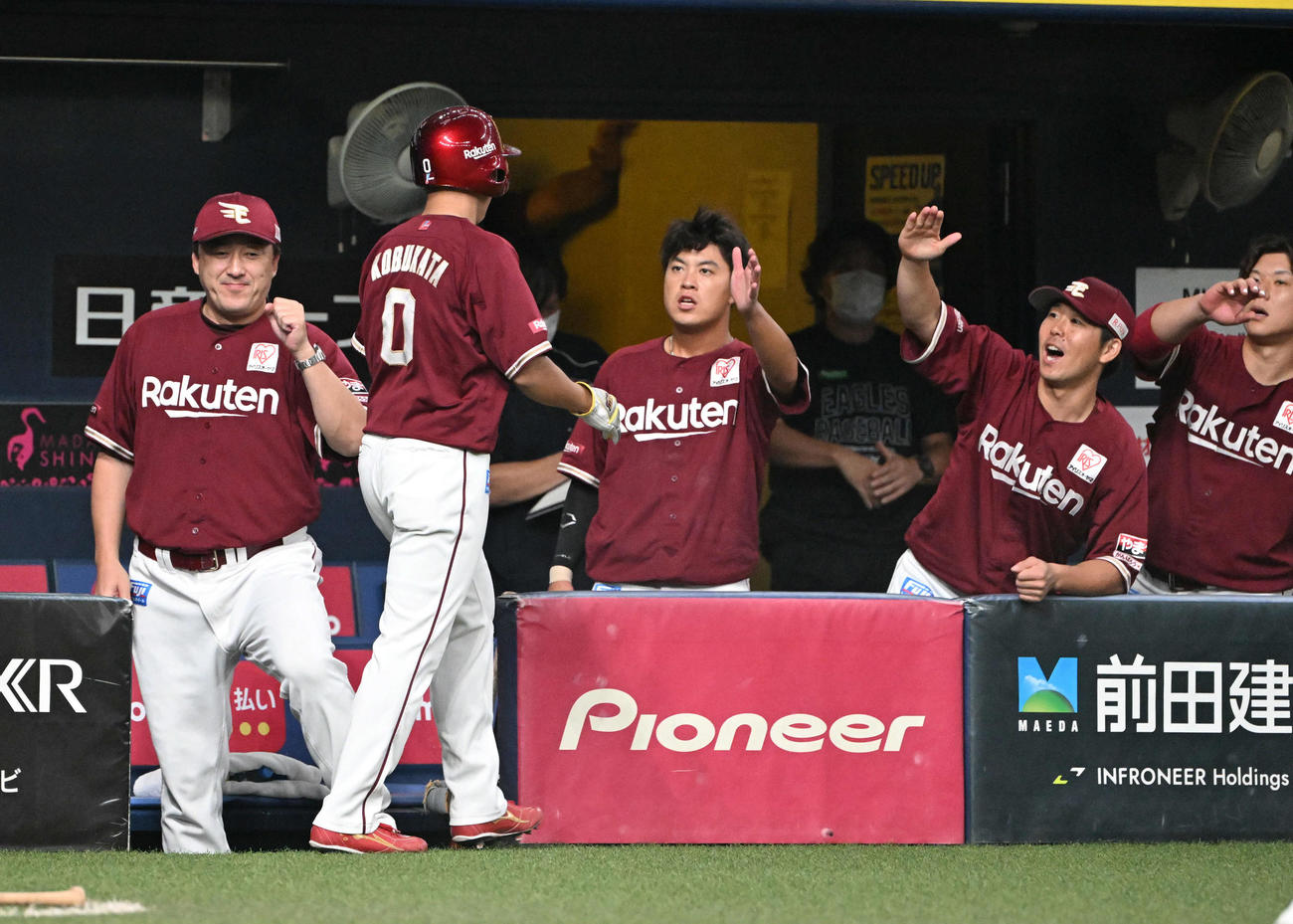 オリックス対楽天　1回表楽天1死三塁、島内の犠飛で生還した小深田を迎える石井監督（左）とナイン（撮影・和賀正仁）