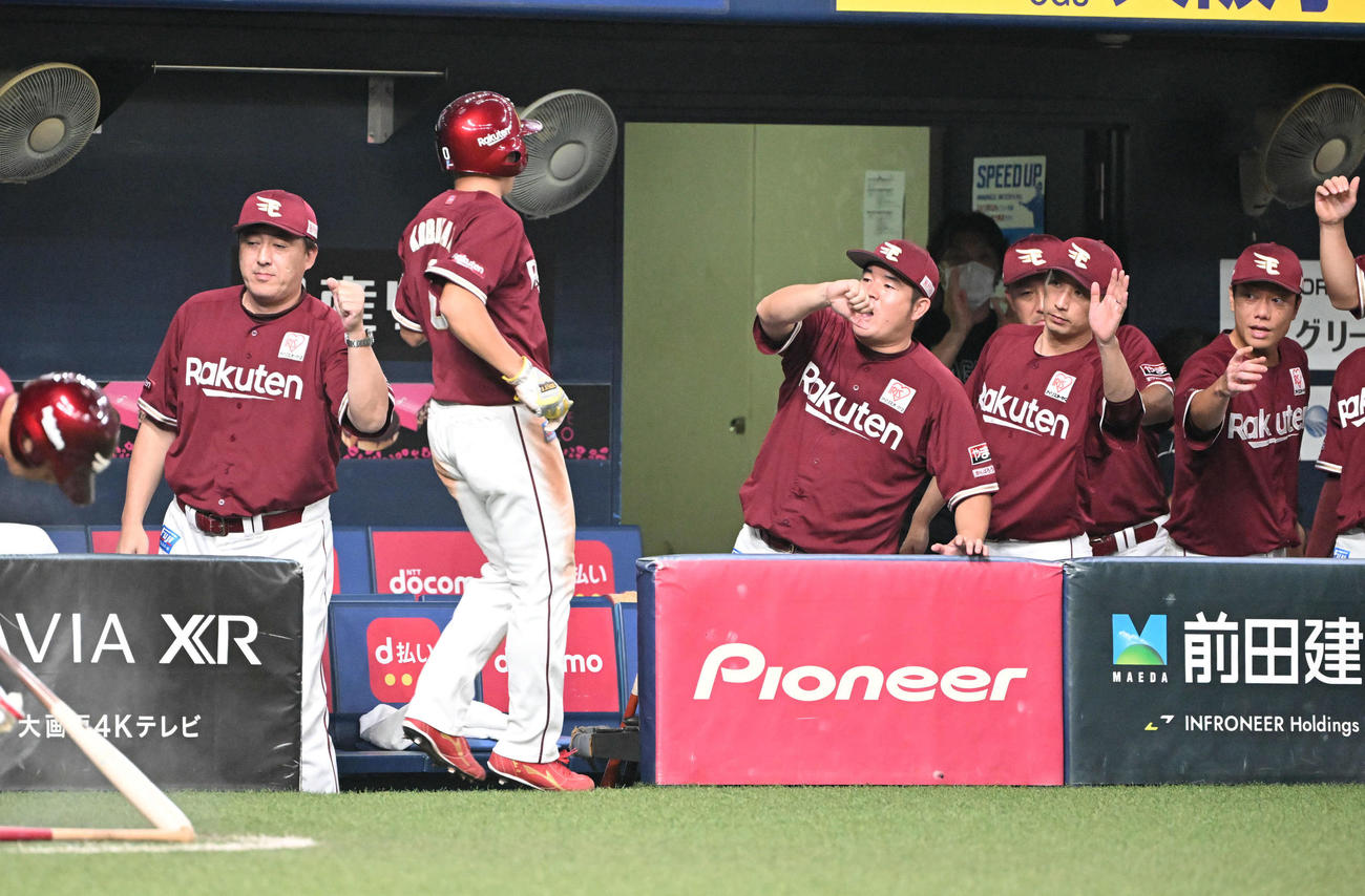 オリックス対楽天　9回表楽天2死二、三塁、浅村の適時打で生還した小深田を迎える石井監督（撮影・和賀正仁）