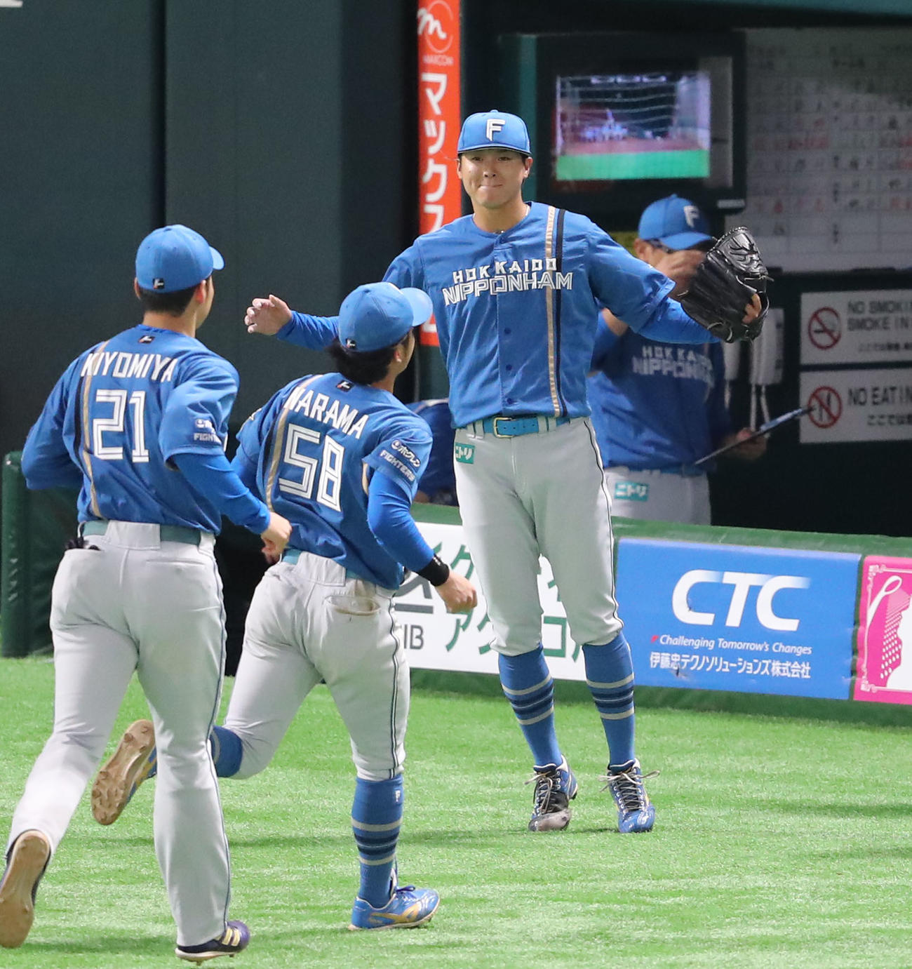 ソフトバンク対日本ハム　4回を投げ終えた田中瑛は笑顔でナインを迎える（撮影・梅根麻紀）