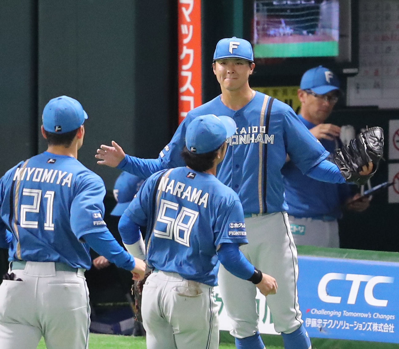 ソフトバンク対日本ハム　4回を投げ終えた田中瑛は笑顔でナインを迎える（撮影・梅根麻紀）