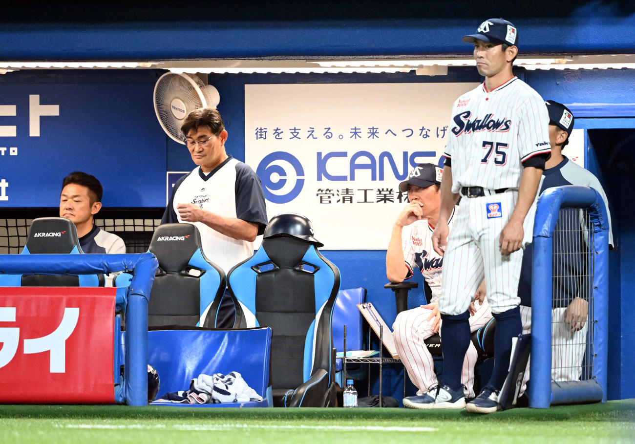 ヤクルト対DeNA　ベンチで厳しい表情のヤクルト高津監督（撮影・たえ見朱実）