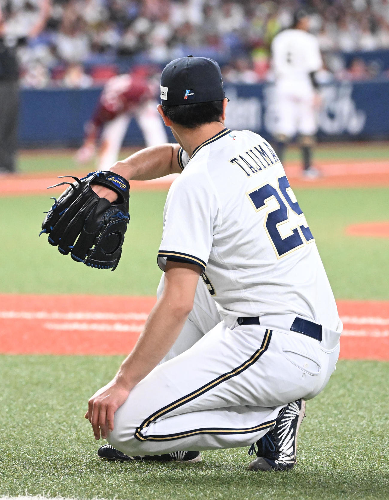 オリックス対楽天　4回表楽天1死一、二塁、二塁手宜保の適時失策で3点目を失った田嶋（撮影・和賀正仁）