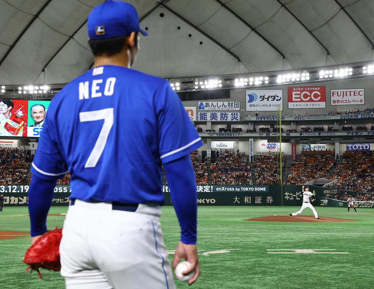 巨人対中日　中日先発の根尾（手前）が見つめる中、力投する巨人先発の戸郷（撮影・垰建太）