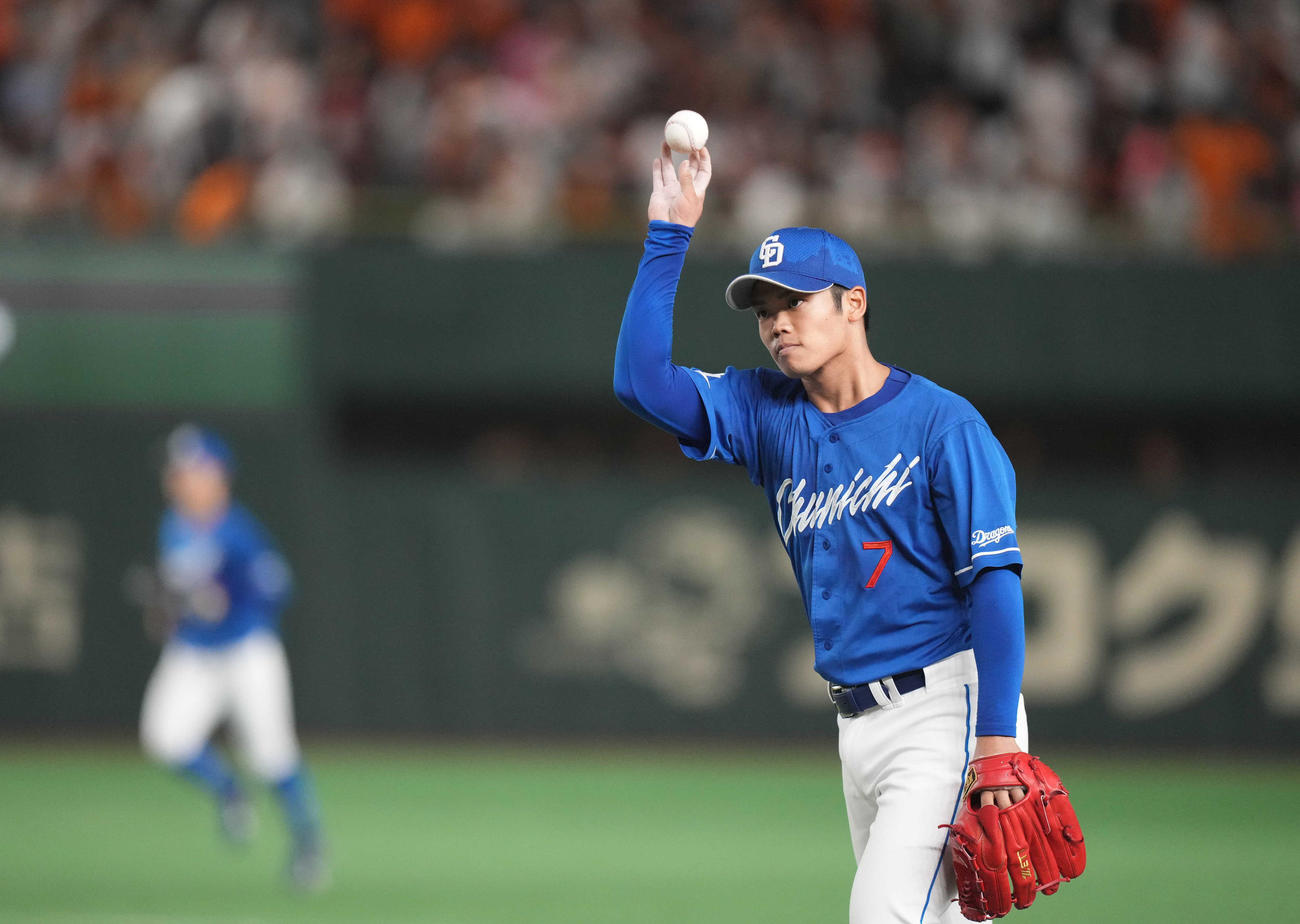巨人対中日　2回裏を終え、ベンチに戻る中日先発の根尾（撮影・狩俣裕三）