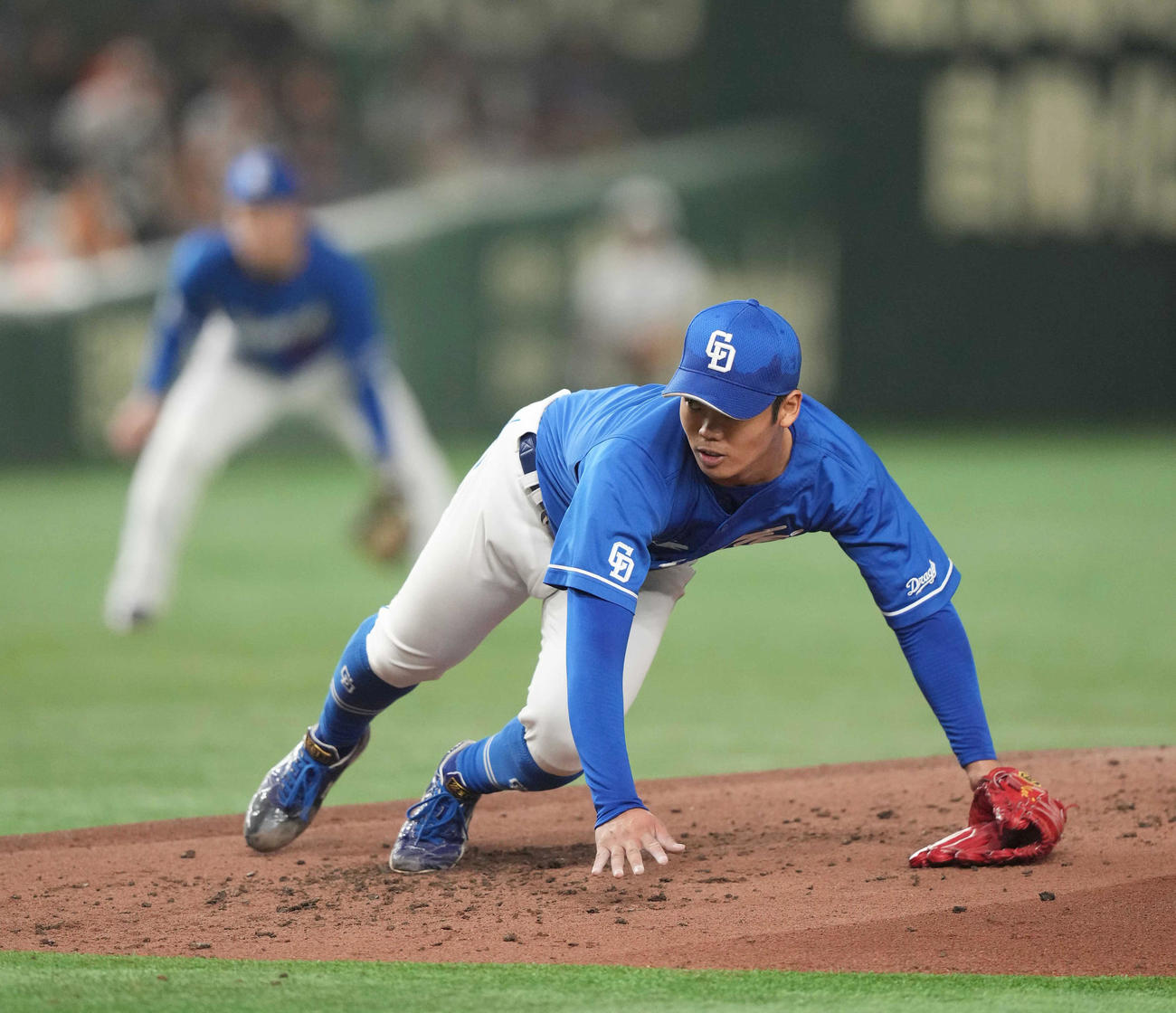 巨人対中日　3回裏巨人2死、体勢を崩しながら岡本和を中飛に打ち取る中日先発の根尾（撮影・狩俣裕三）
