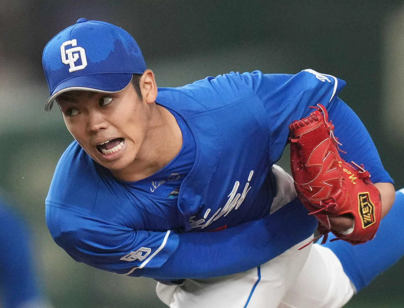 巨人対中日　6回裏、力投する中日先発の根尾（撮影・狩俣裕三）