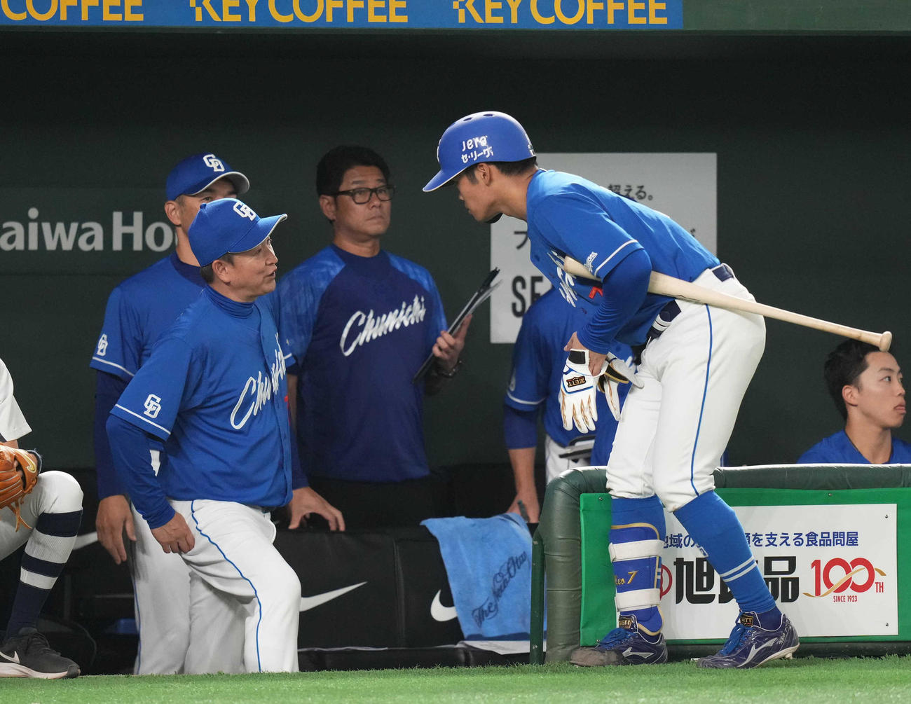 巨人対中日　5回表中日2死二塁、ネクストバッターサークルに向かう根尾（右）に話しかける立浪監督（撮影・狩俣裕三）