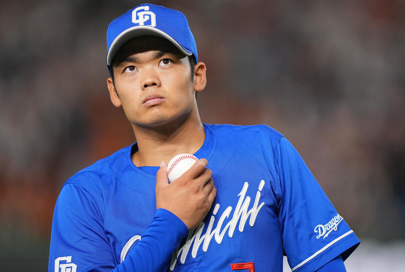 巨人対中日　試合前、表情を引き締め調整する中日先発の根尾（撮影・垰建太）