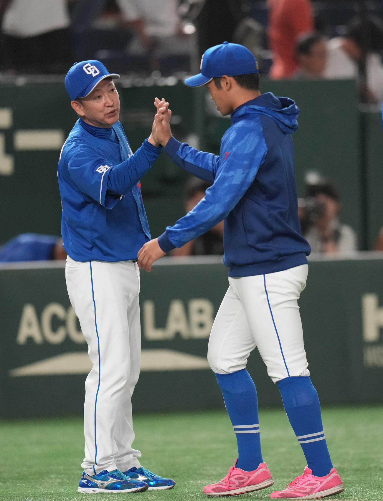 巨人対中日　試合後、根尾（右）を迎える立浪監督（撮影・狩俣裕三）