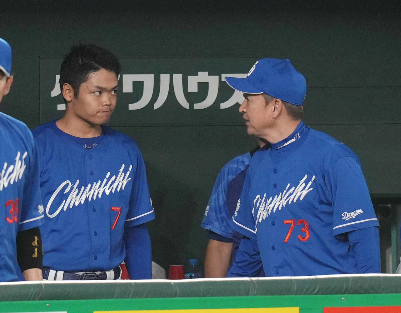 巨人対中日　7回表を終え、立浪監督（右）に交代を告げられる中日先発の根尾（撮影・狩俣裕三）