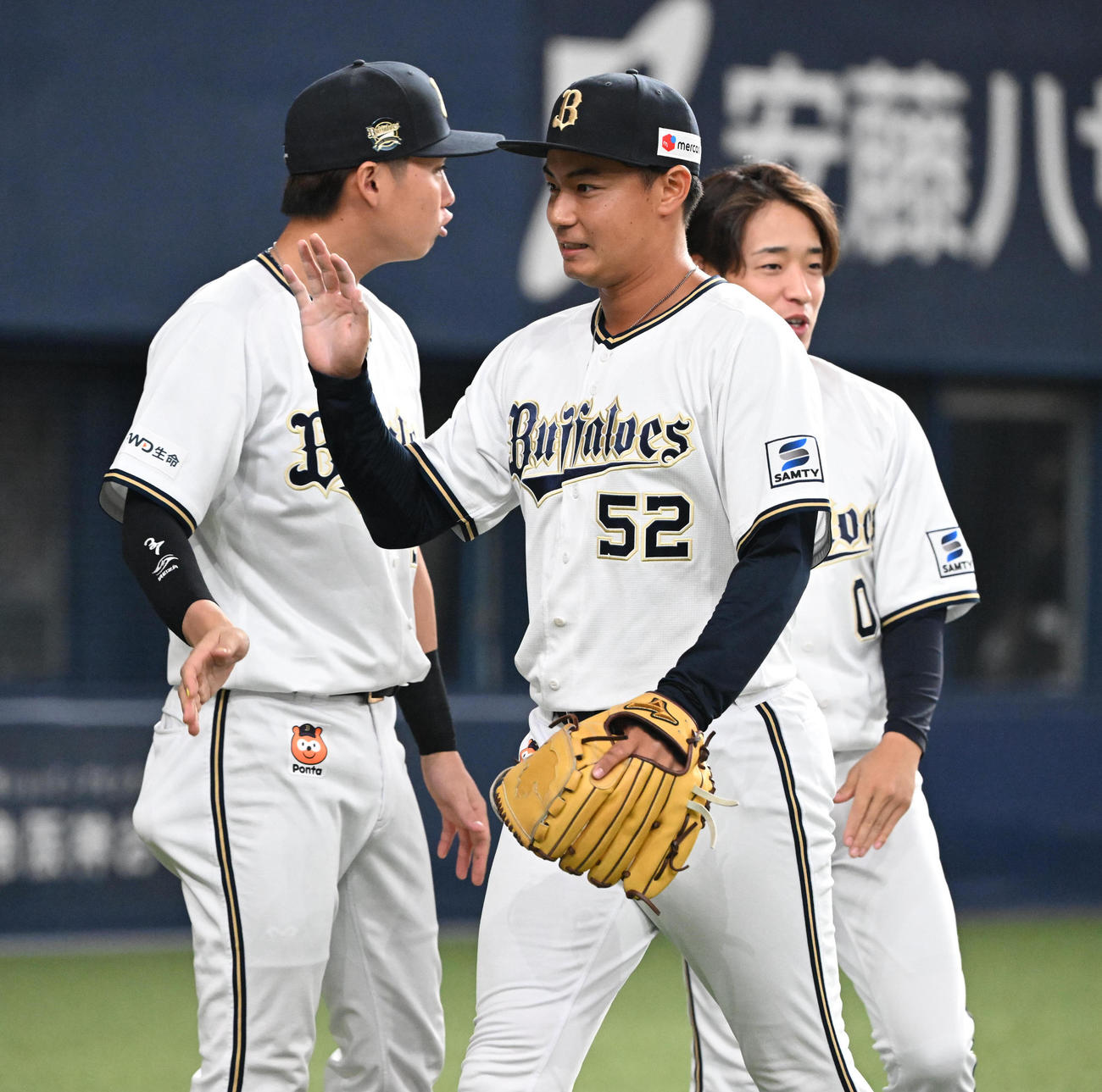 オリックス対楽天　7回表を無失点としタッチを交わすオリックス横山（撮影・和賀正仁）