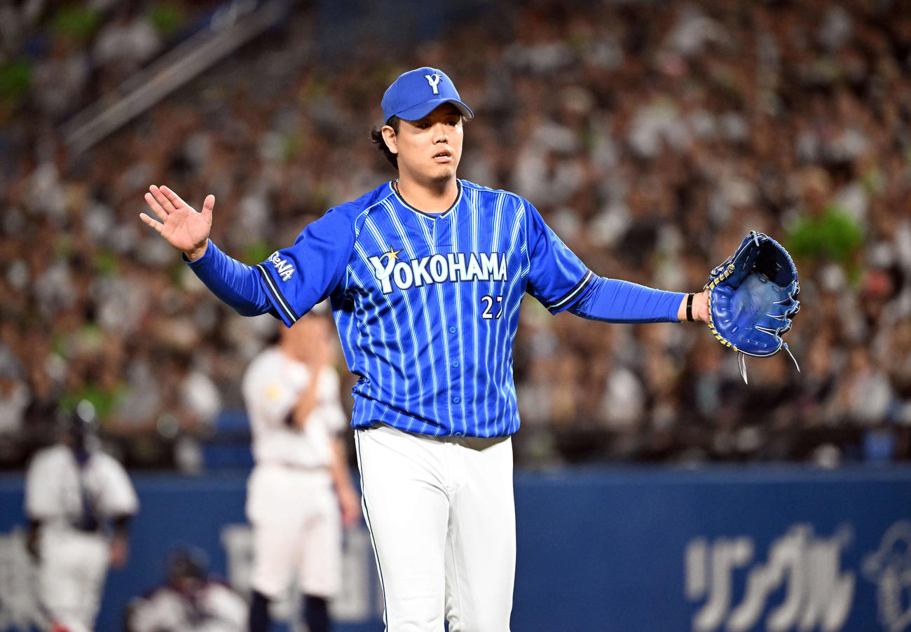 ヤクルト対DeNA 7回裏途中でからマウンドに上がり無失点に抑えたDeNA上茶谷（撮影・たえ見朱実）
